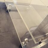Serving in plexisglas