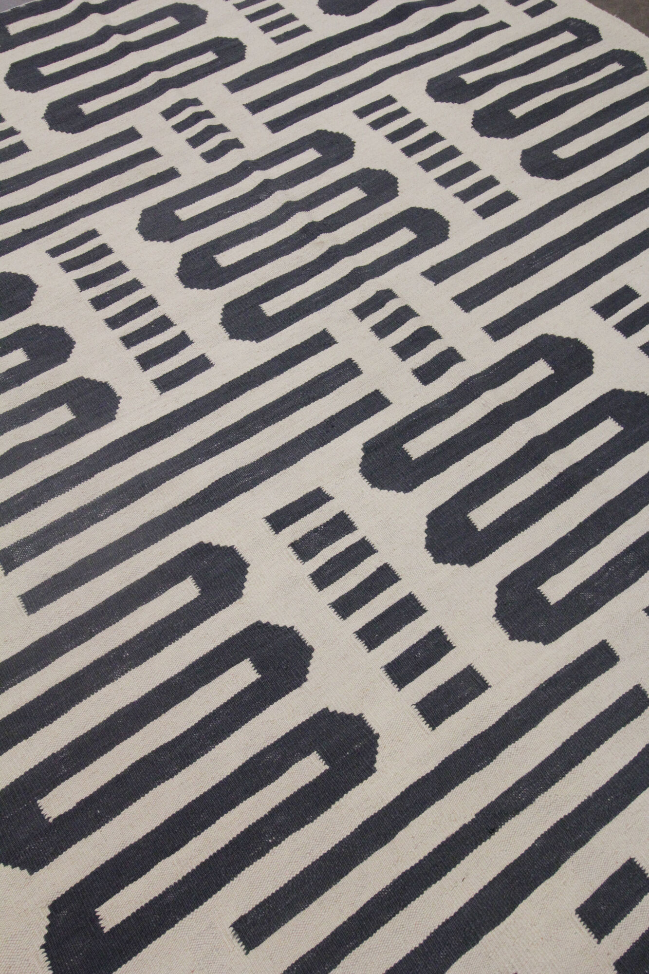 Bold Geometric Kilim Contemporary Grey Cream Wool Area Rug- 177x225cm