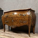 Commode sauteuse galbée de style louis XV en marqueterie de bois précieux vers 1900