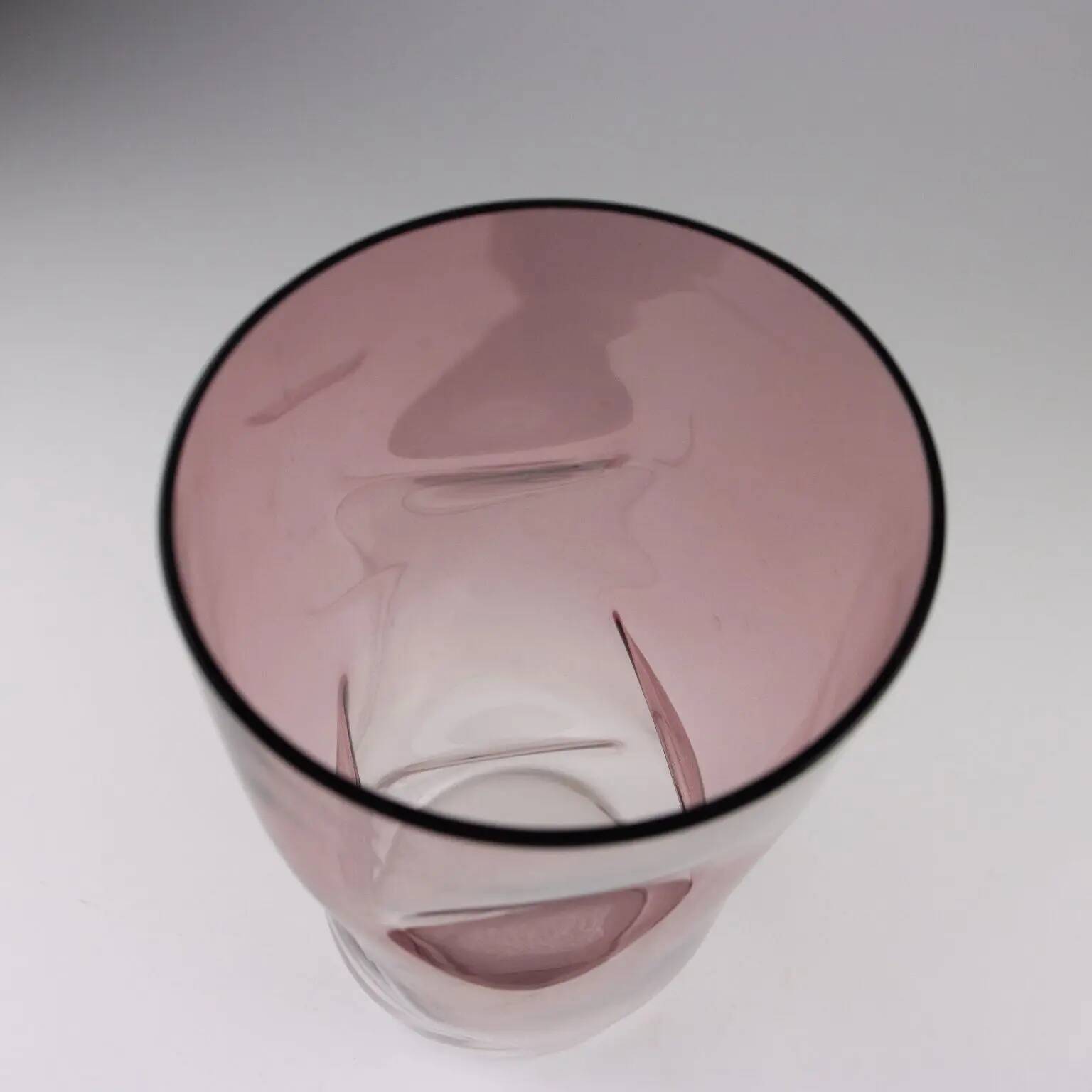 Vintage vase from the 1980s in Man. Barbini Murano glass.