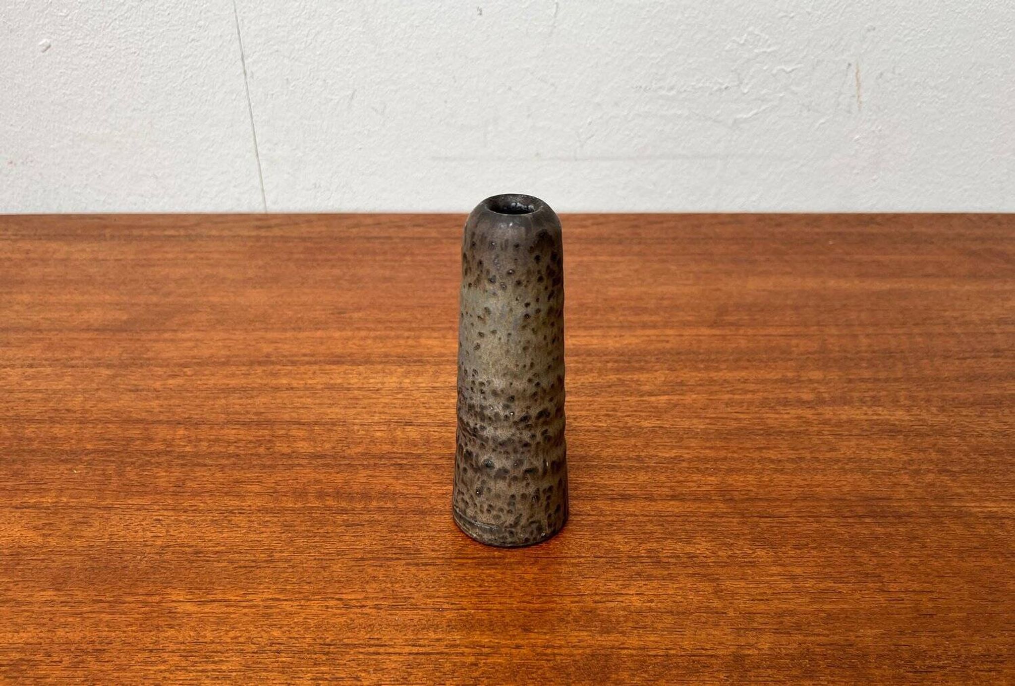 Minimalist pottery vase from the mid-century Dutch studio of Mobach, 1960s.