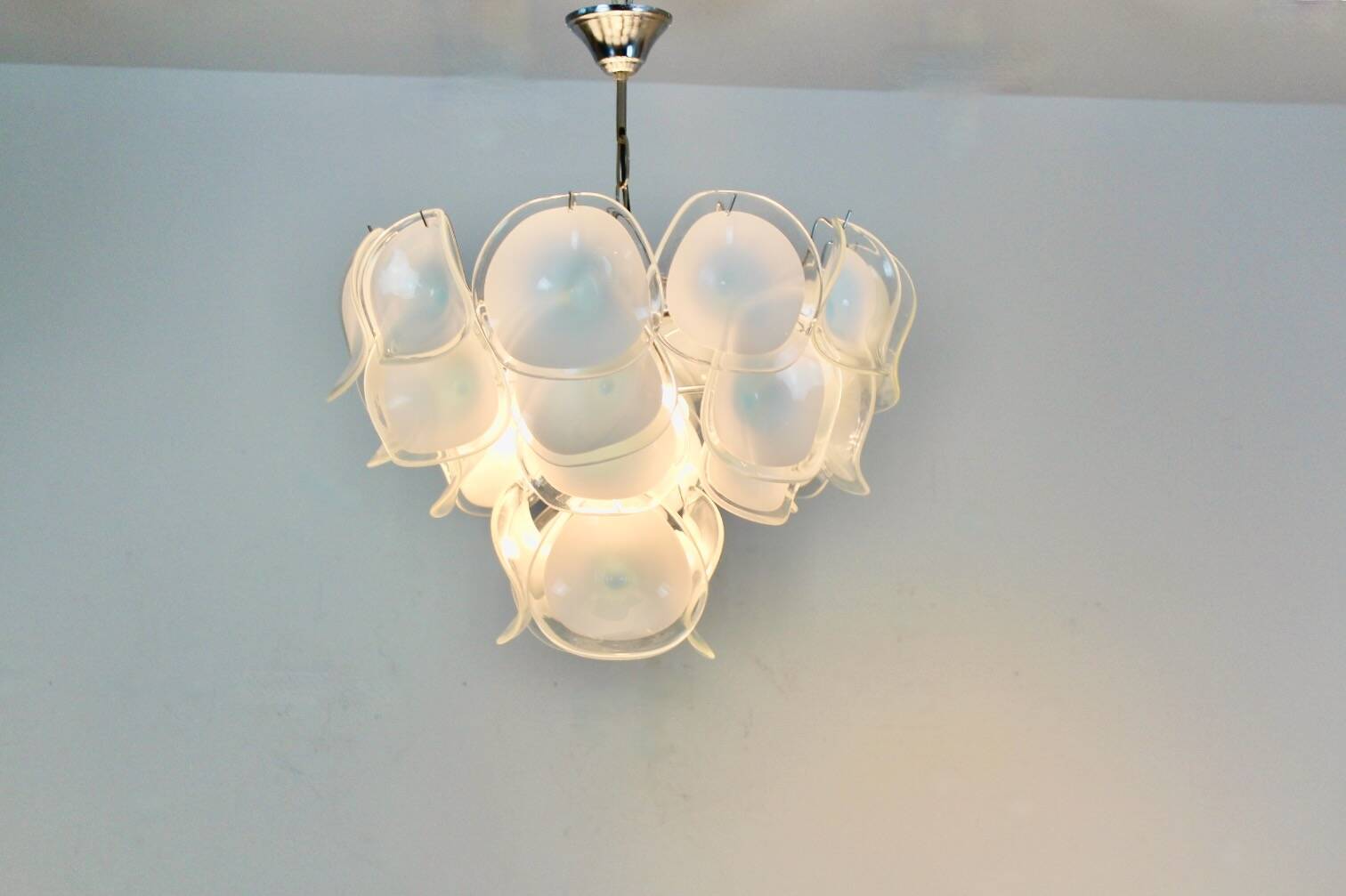 Lustre de style Vistosi en verre de Murano soufflé à la main blanc, Italie