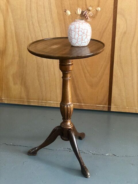 Tripod pedestal table in varnished waxed wood