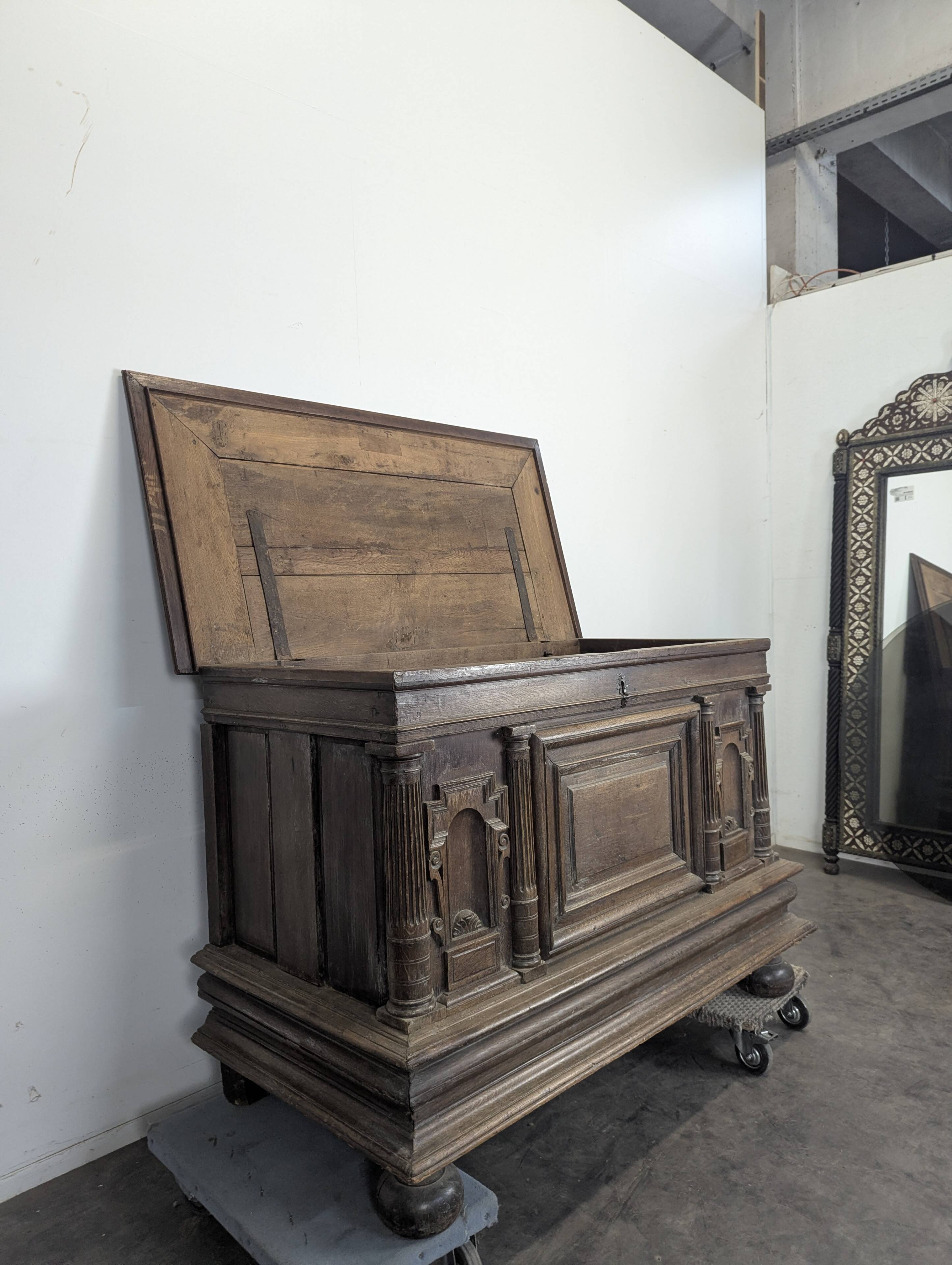 Coffre de style Renaissance en chêne à colonnes cannelées