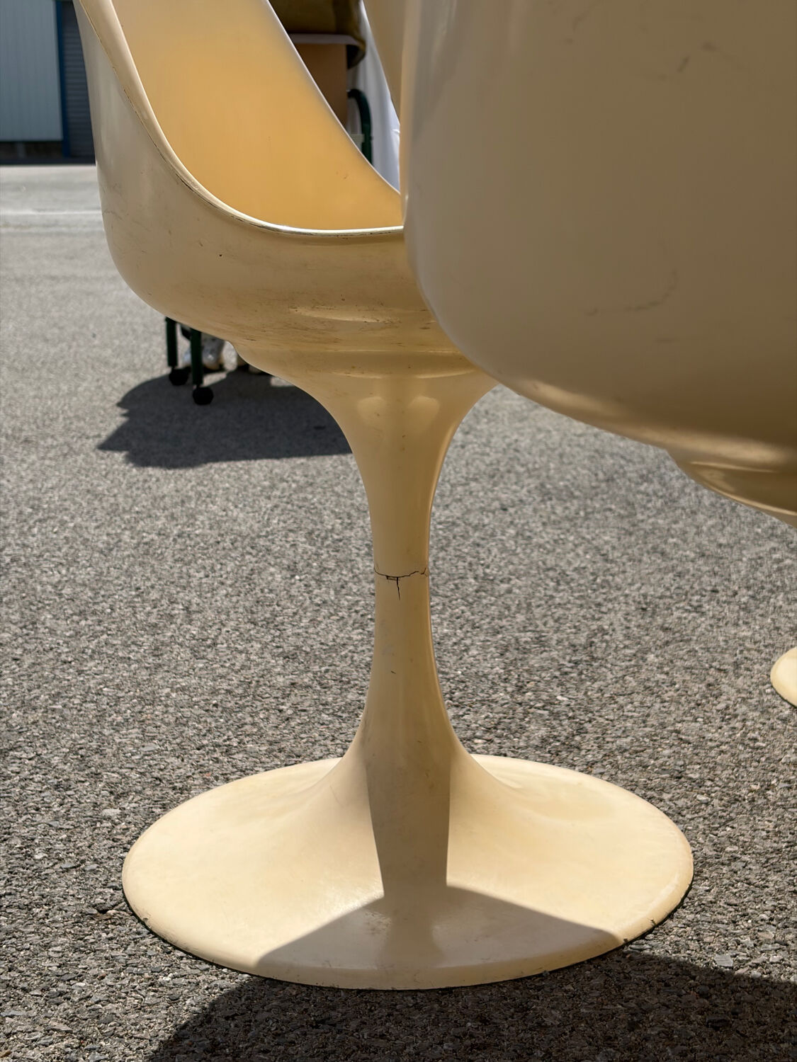 Space Age Table with tulip design and 6 chairs
