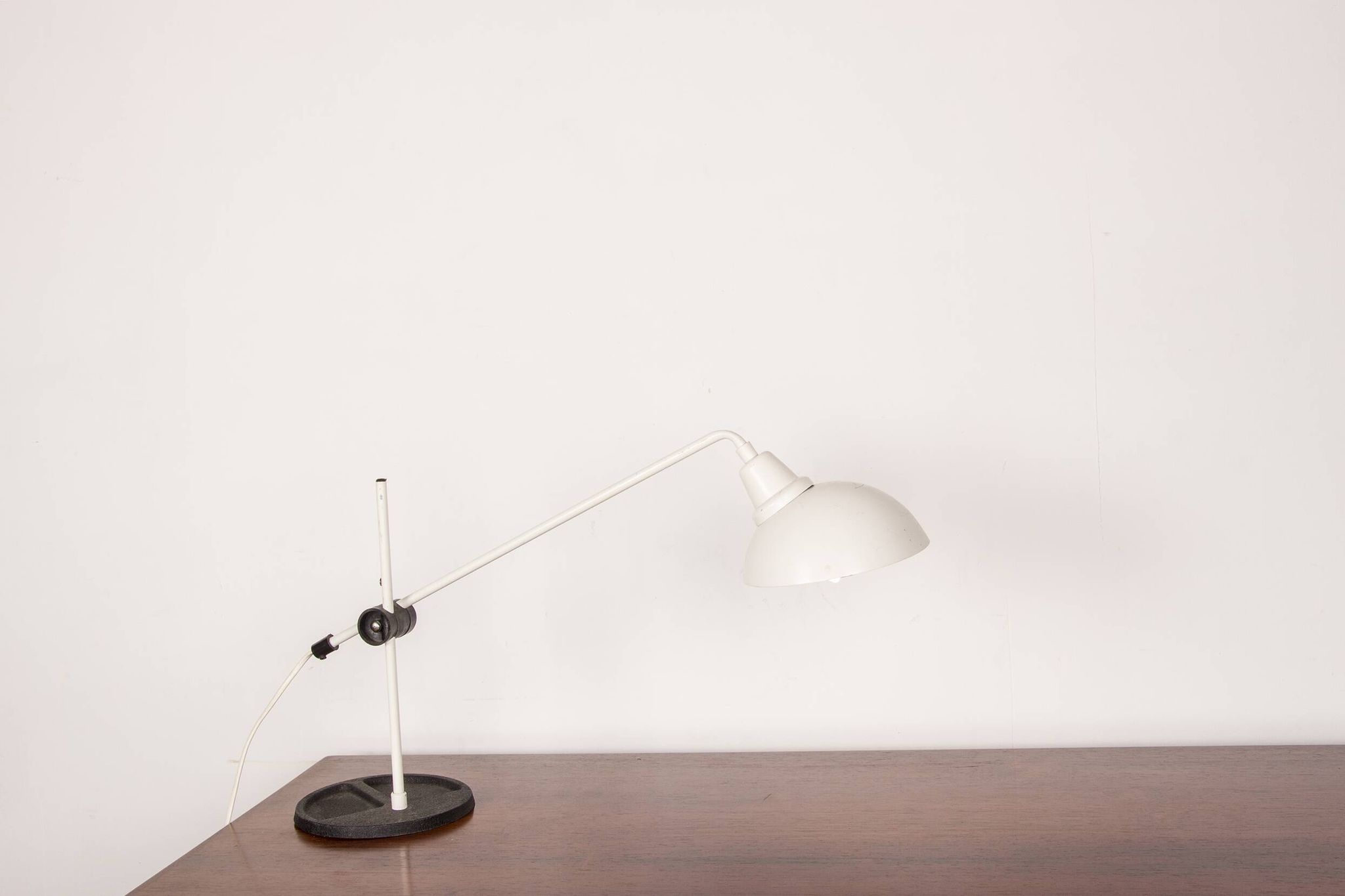 Lampe de bureau inclinable en métal blanc 1960.