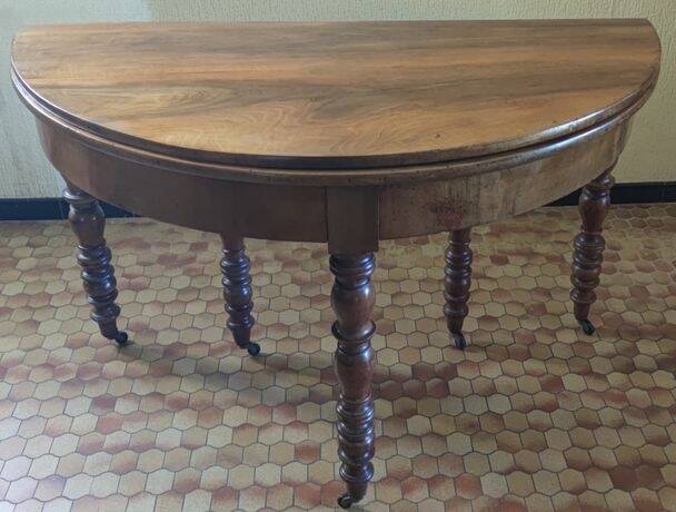 Beautiful antique half-moon table in walnut with its 4 extensions.