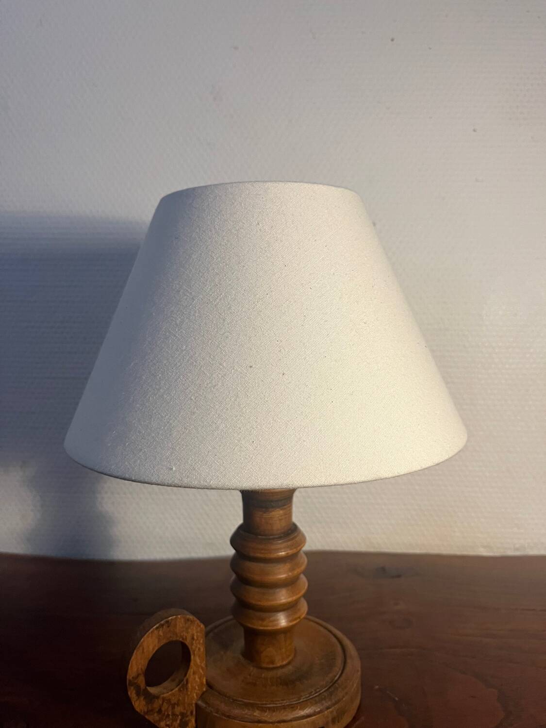 Sculpted wooden table lamp from the 1960s.