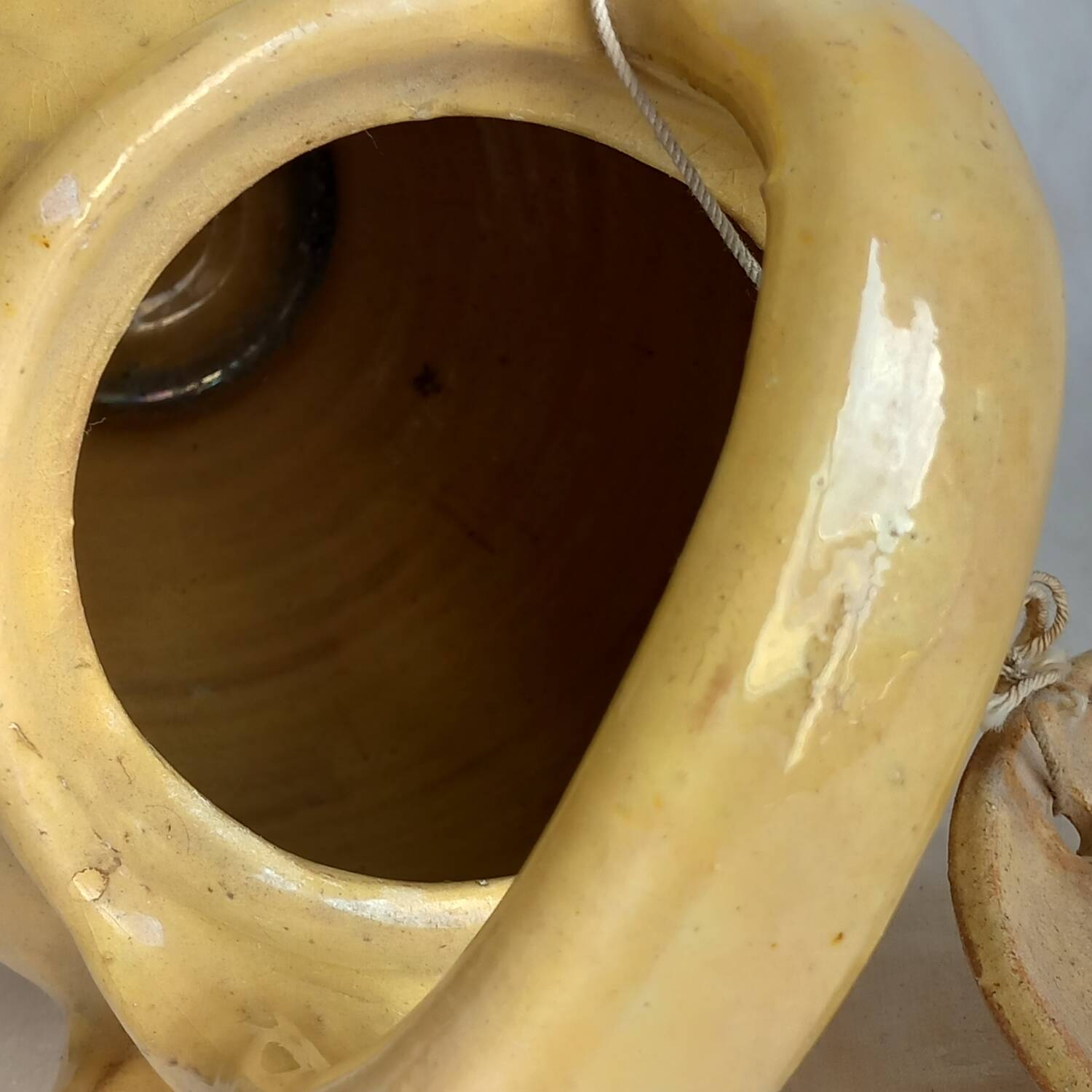 Cruche en terre cuite vernissée jaune