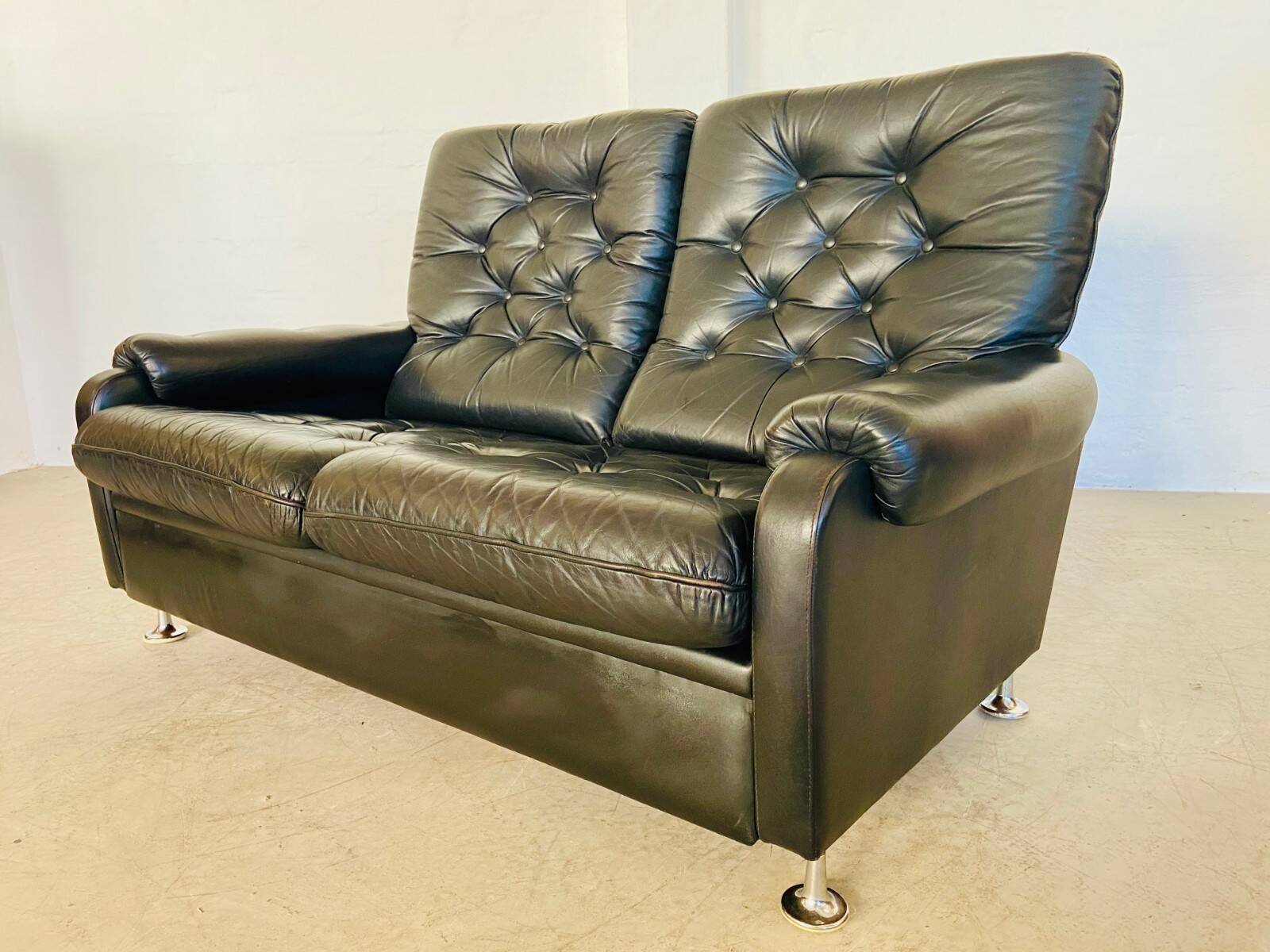 Canapé en cuir noir à boutons, vintage rétro danois pour 2 personnes, années 1970.
