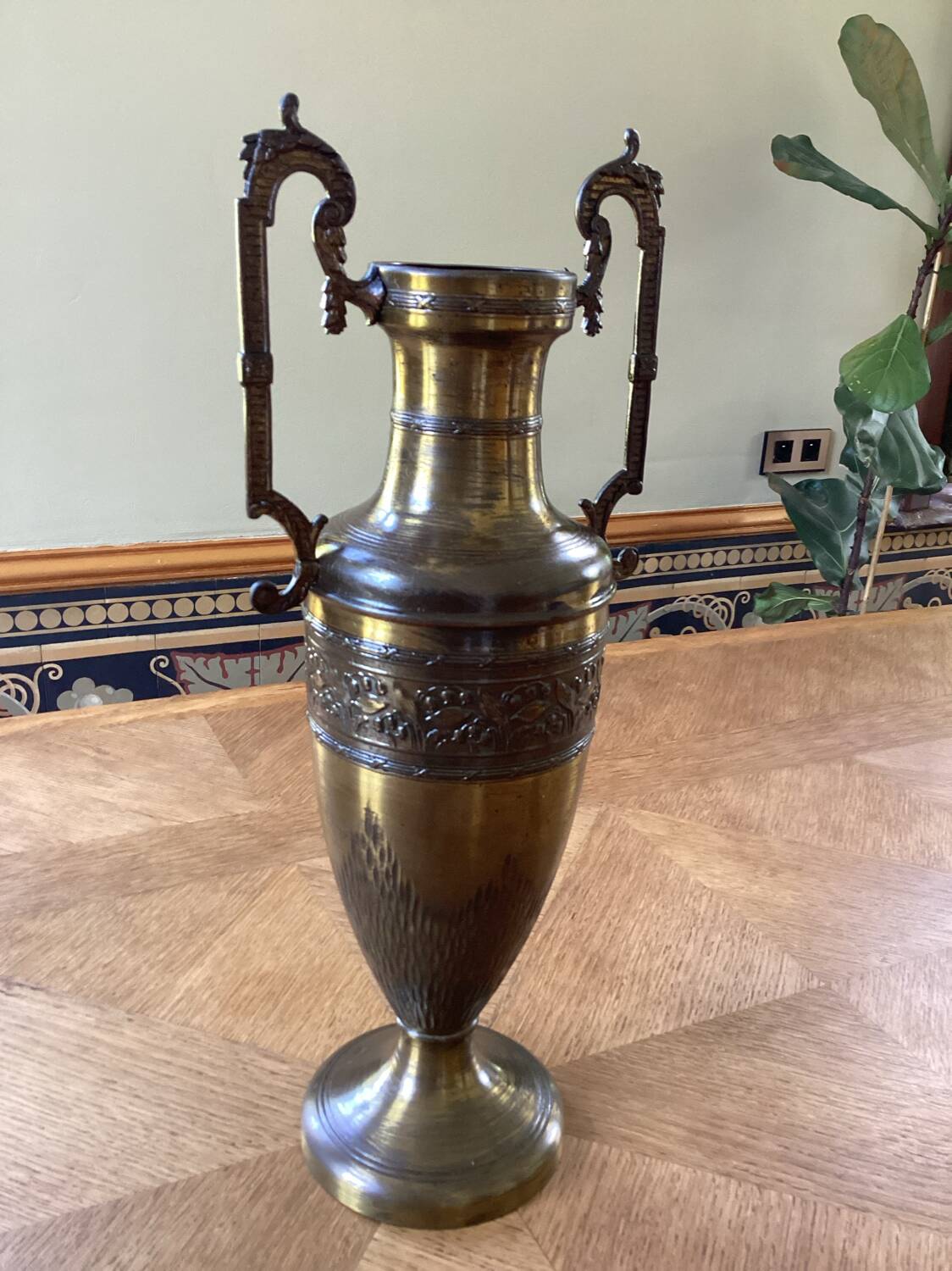 Amphora, large Napoleon III vase in brass.