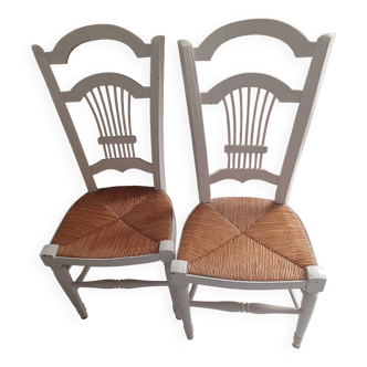 Paire de chaises en bois patiné en blanc et paille