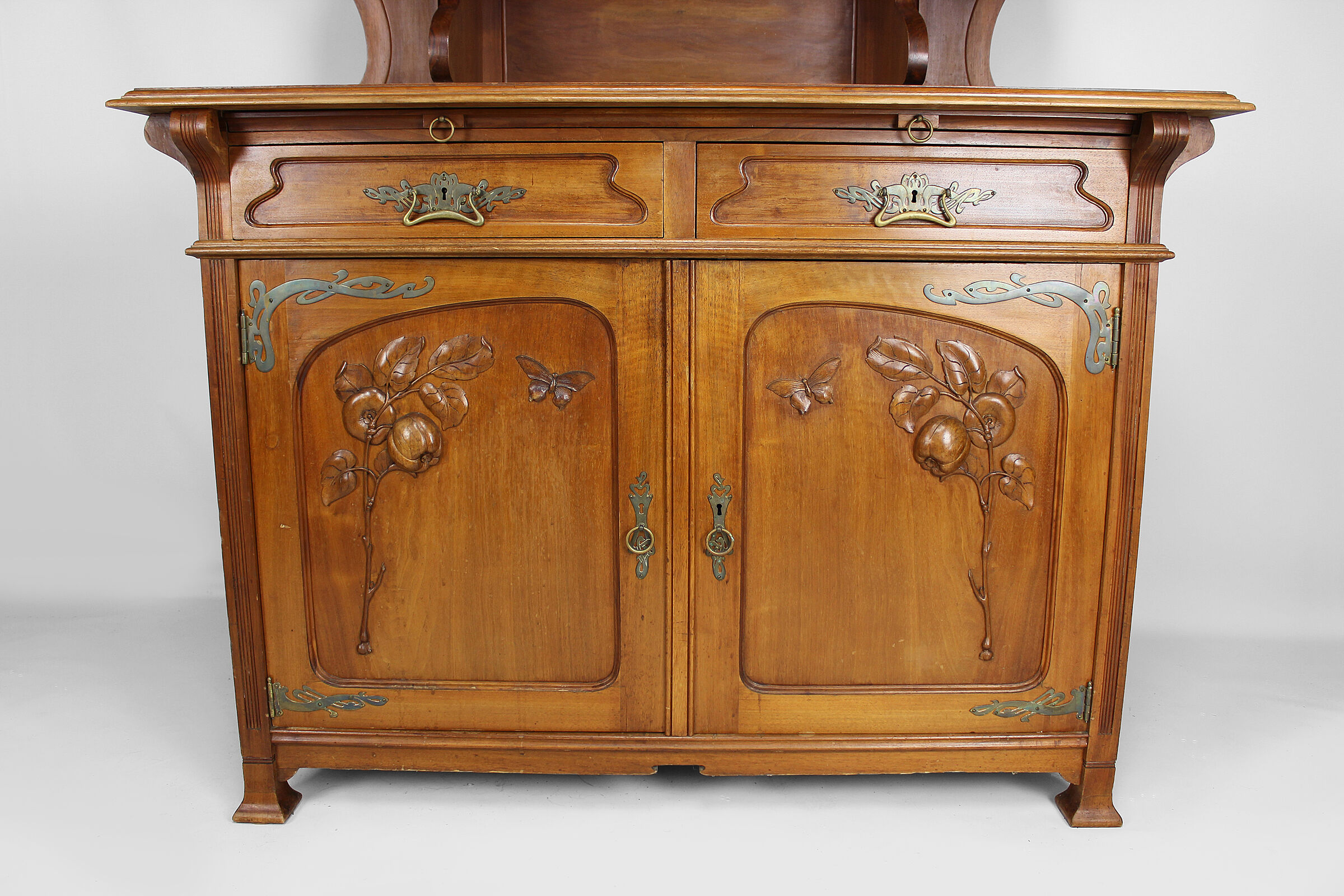 Buffet Art Nouveau en acajou sculpté et vitraux, vers 1900