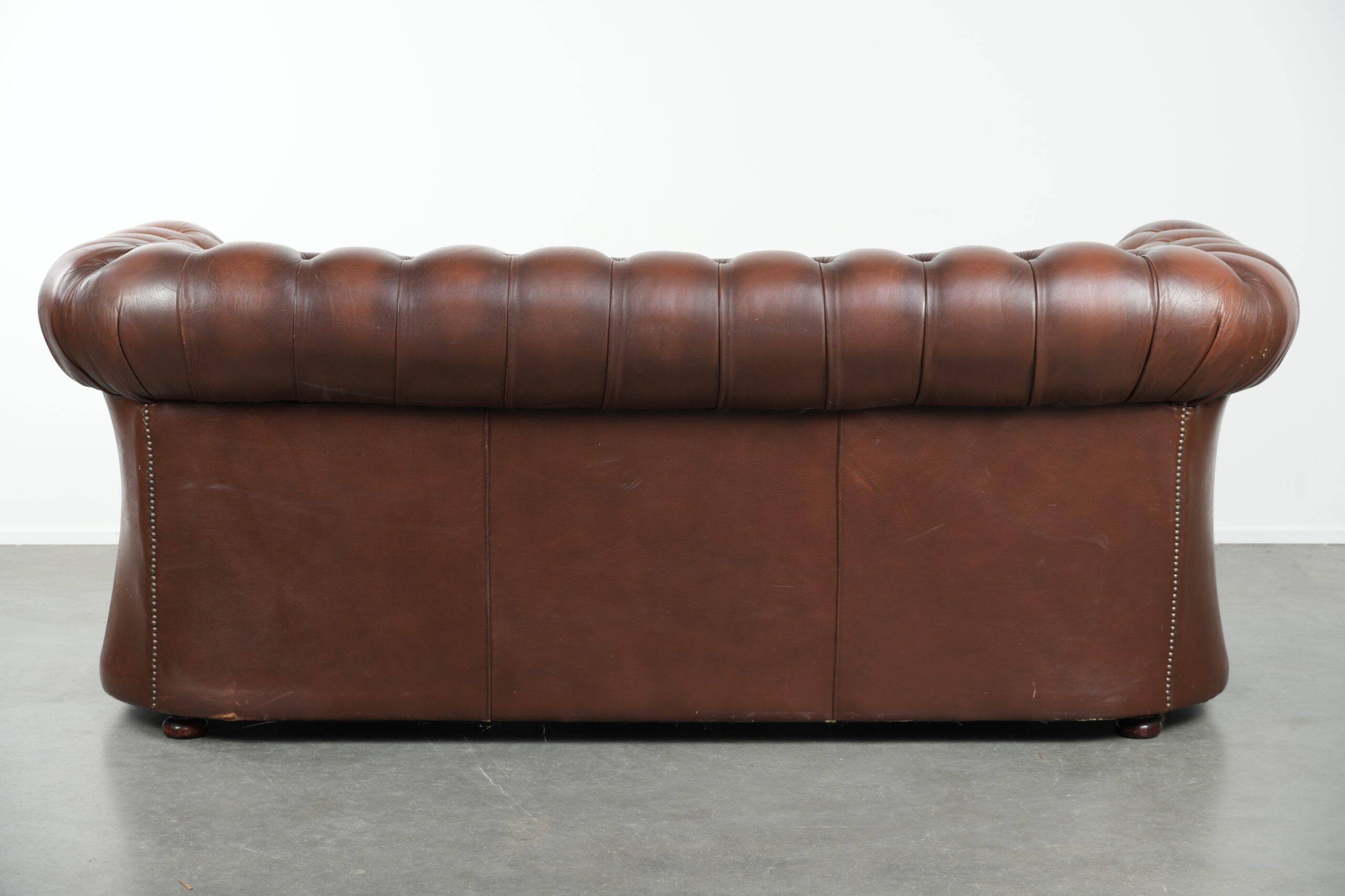 Canapé chesterfield 2,5 places en cuir de vachette vintage au look robuste