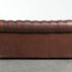 Canapé chesterfield 2,5 places en cuir de vachette vintage au look robuste