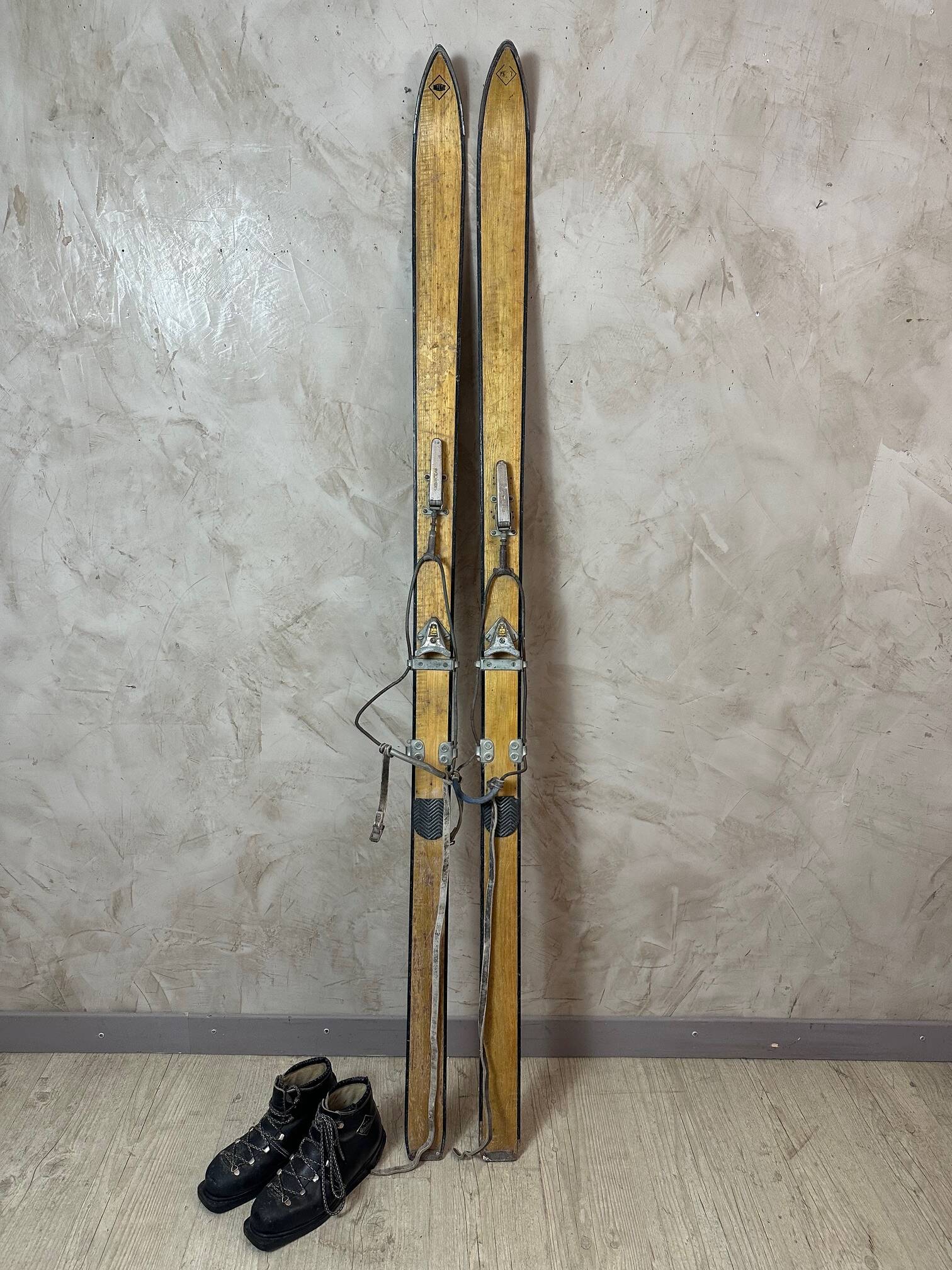 Old pair of skis