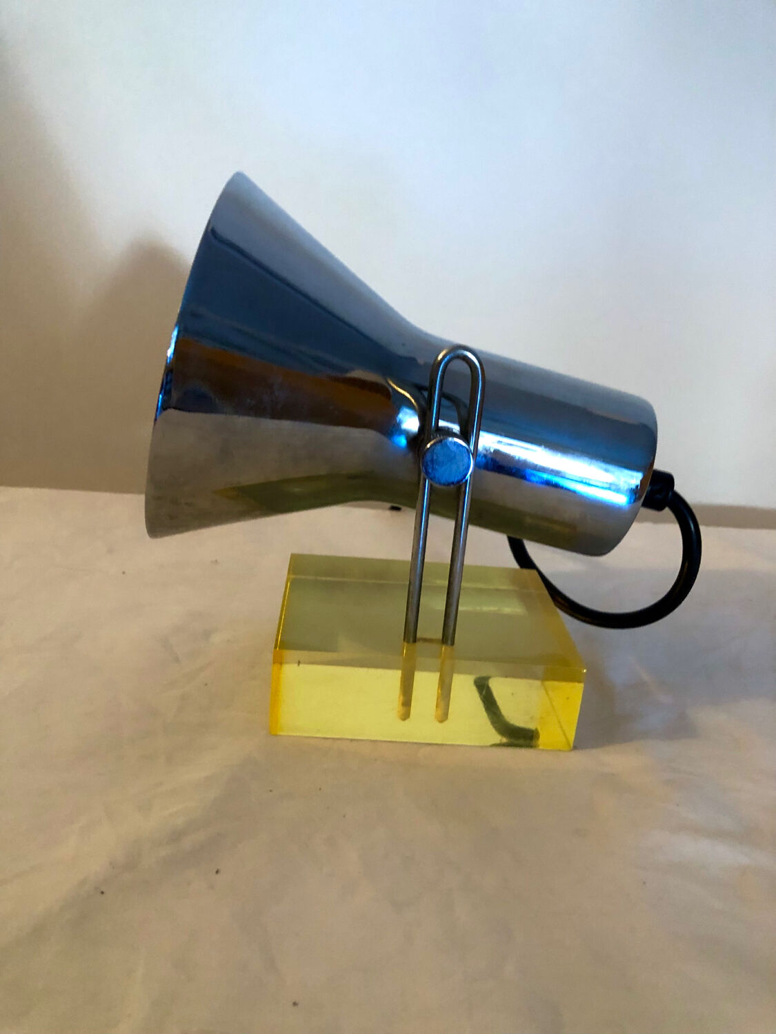 Articulated chrome and plexiglass casserole spotlight