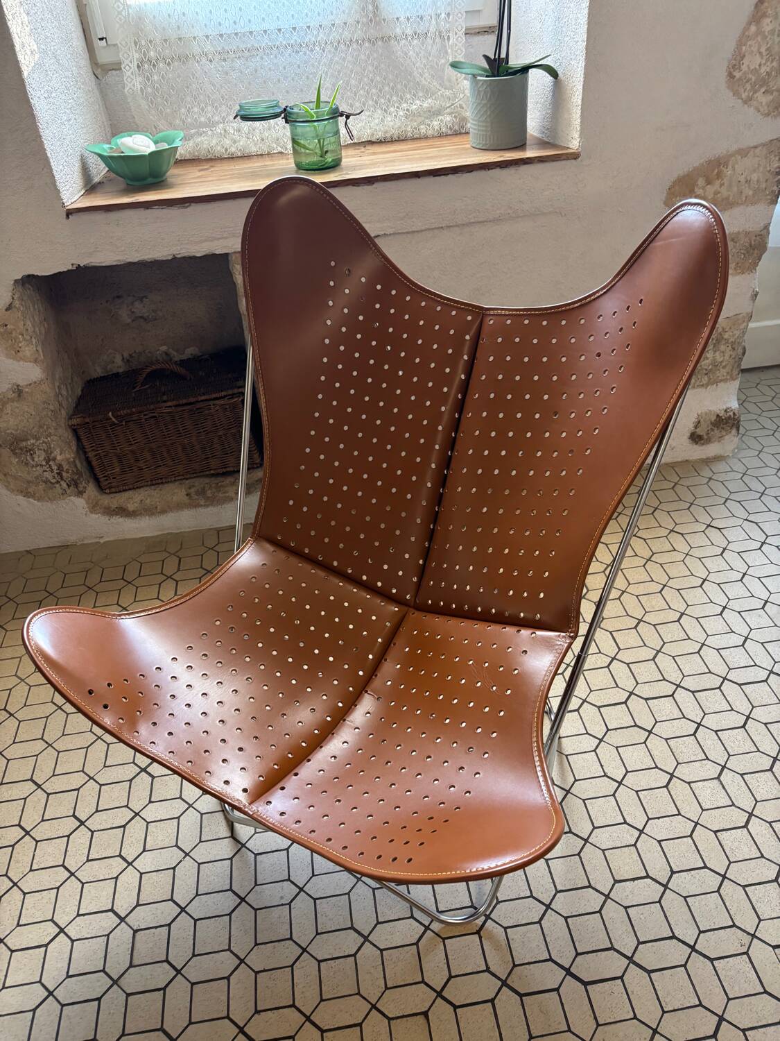 Fauteuil AA Butterfly en cuir perforé marron – design iconique Airborn