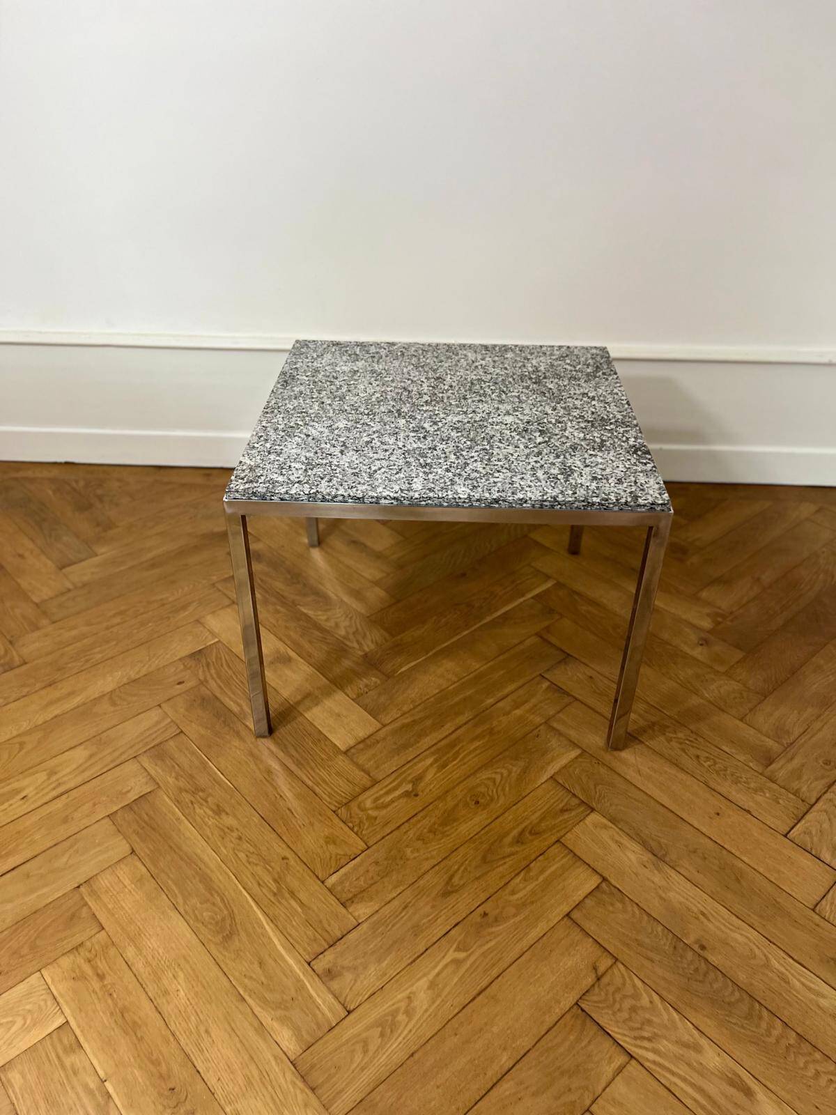 Table basse carré acier chromé et marbre, design année 1970
