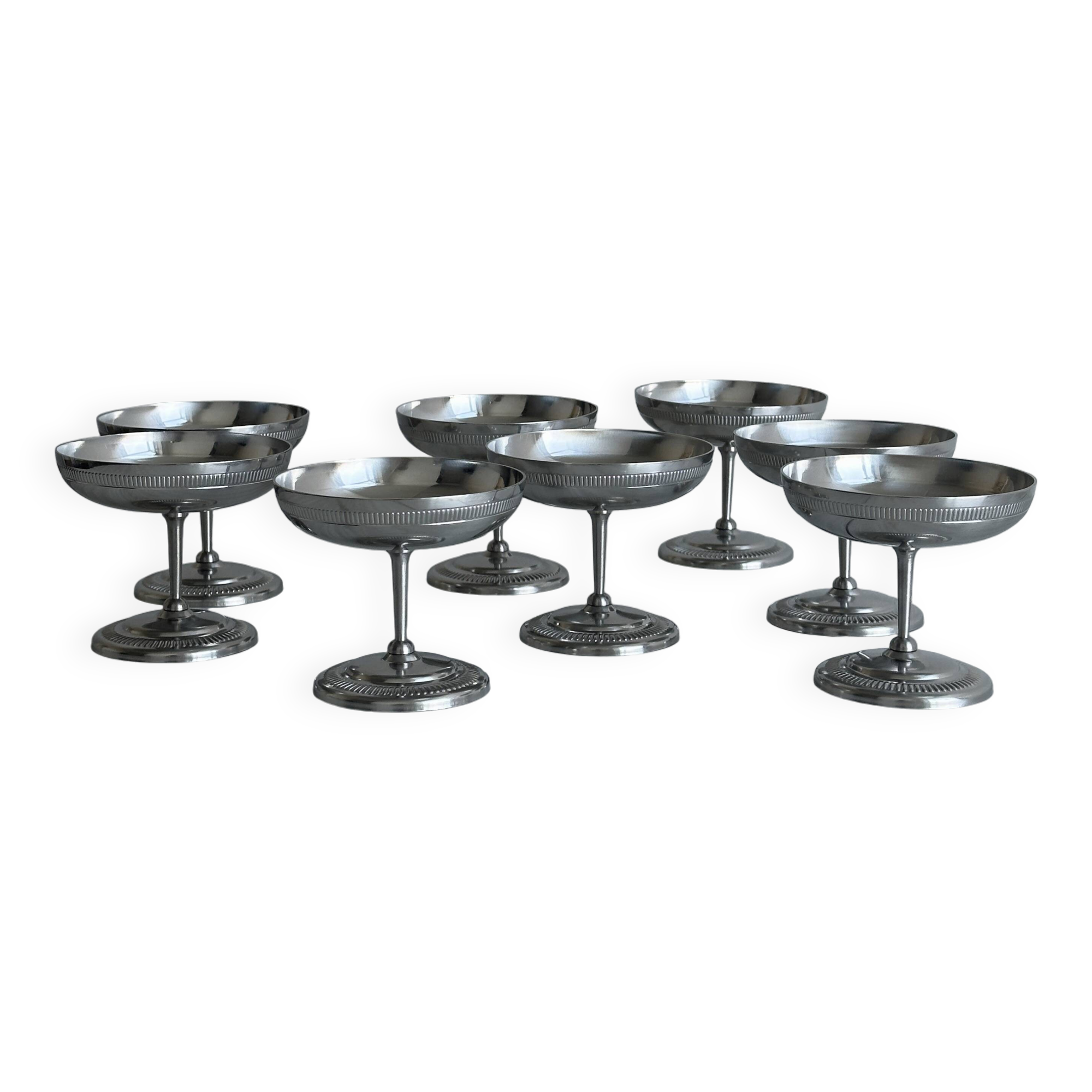 8 coupelles sur pied en inox