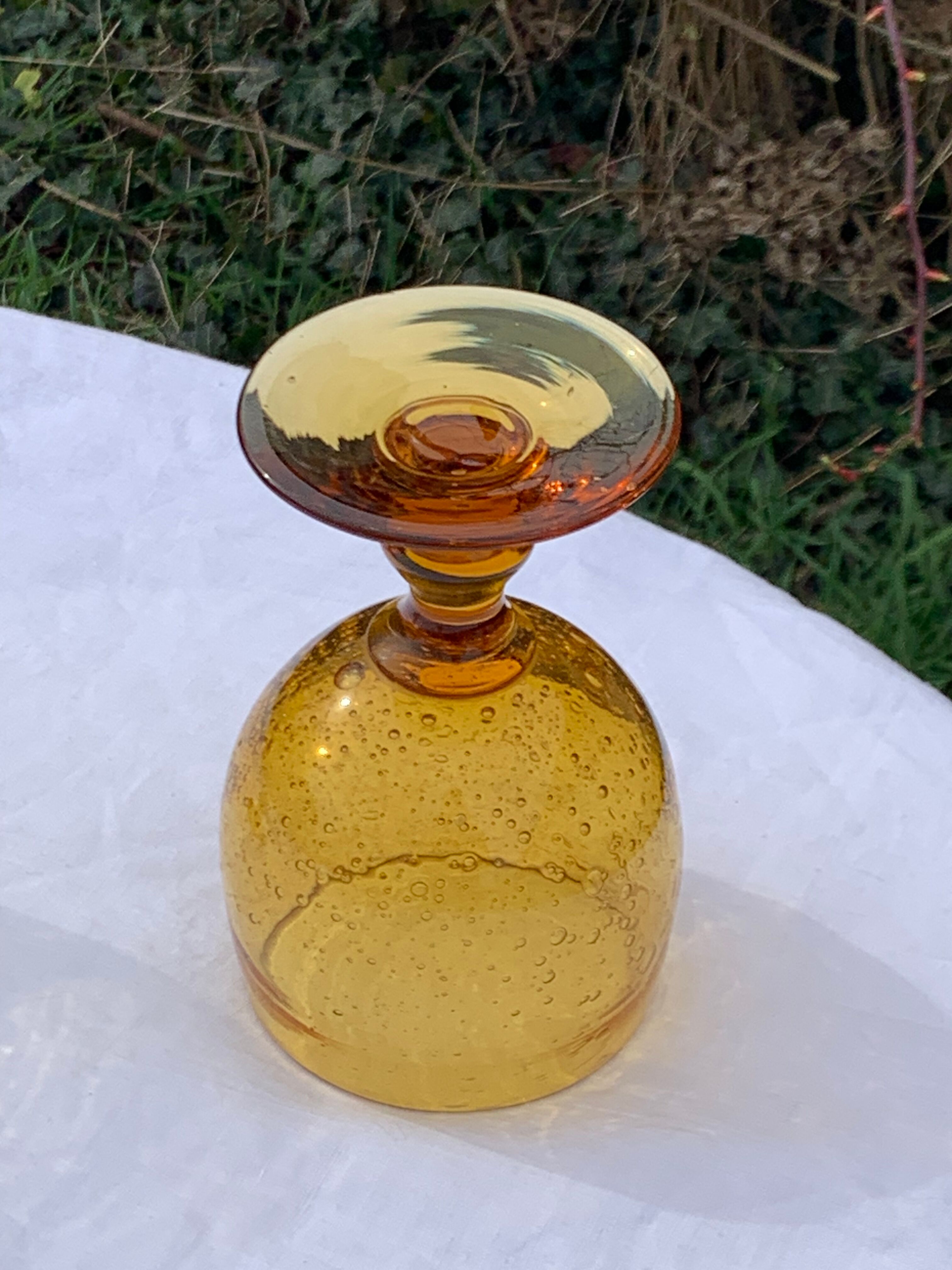 5 wine glasses in blown glass and vintage golden yellow bubble