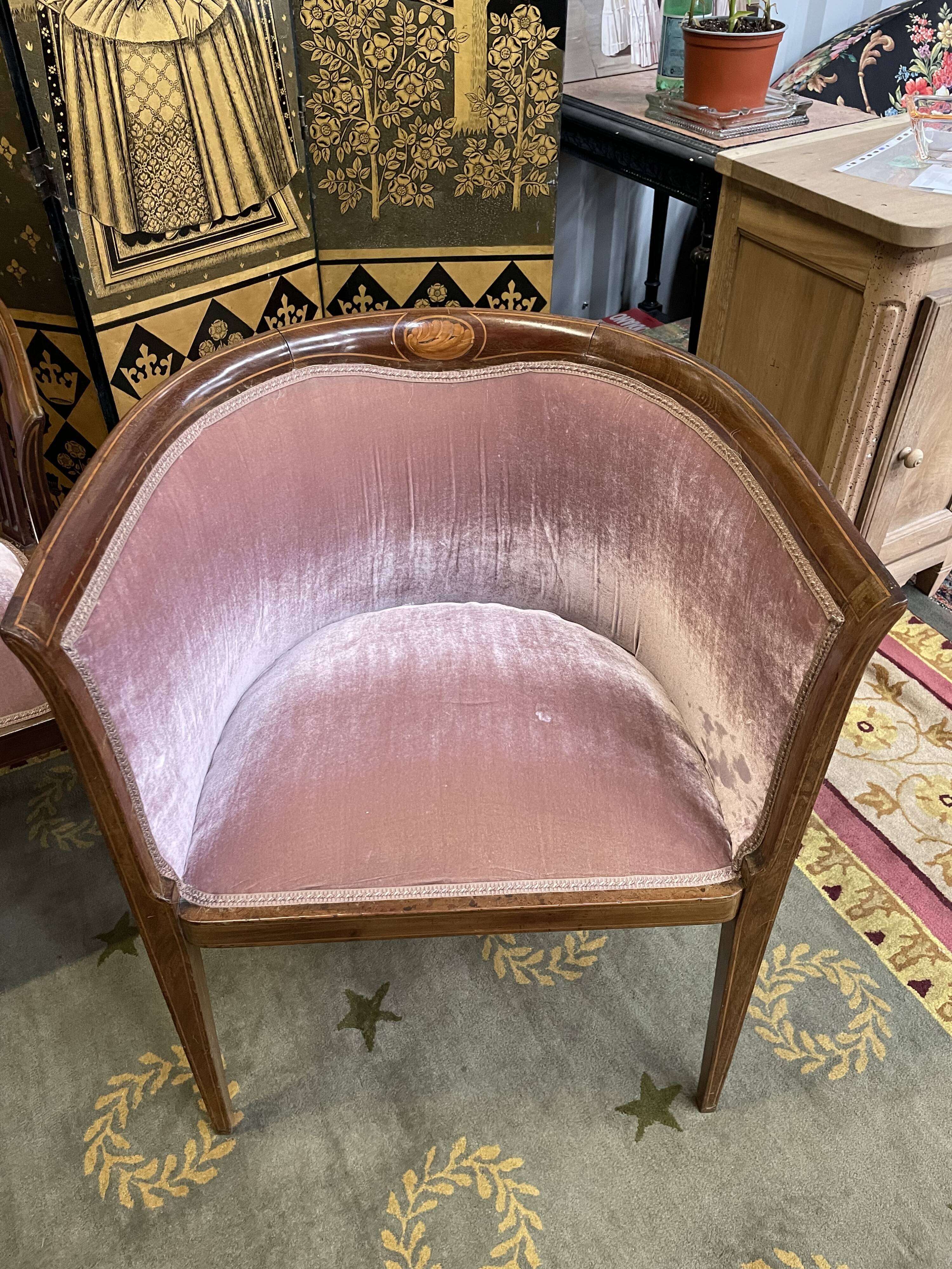 Living room with bench and two english armchairs in pink velvet