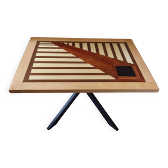 Side table in veneer and solid wood with a 3D effect.