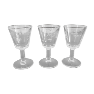 Aperitif/digestive glasses tulip engraved old