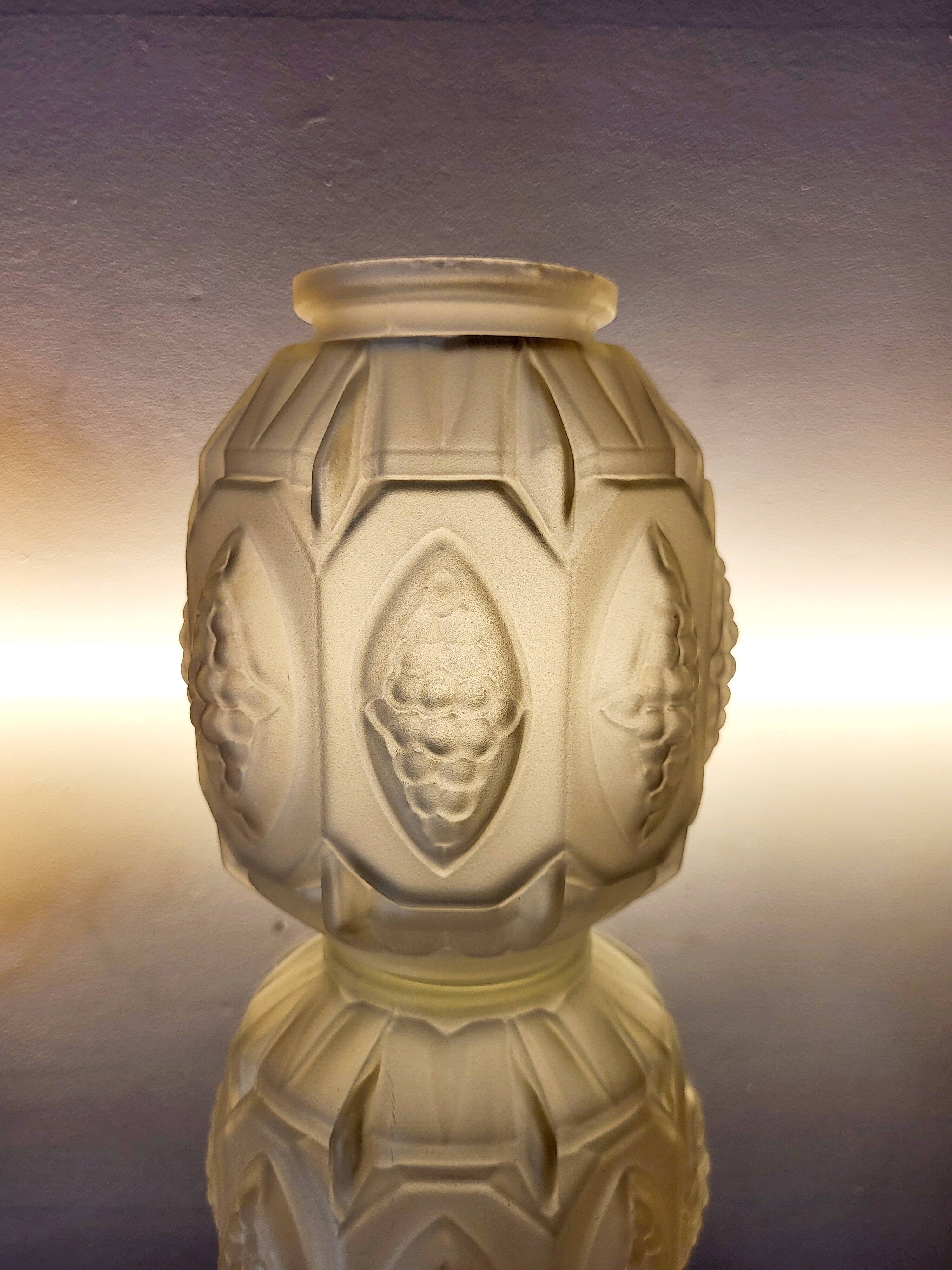 Vase Art déco en verre pressé dépoli avec décor floral, probablement des années 40