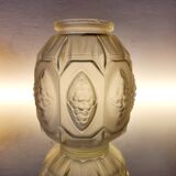 Vase Art déco en verre pressé dépoli avec décor floral, probablement des années 40