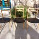 3 chaises style scandinave, bois clair et simili noir