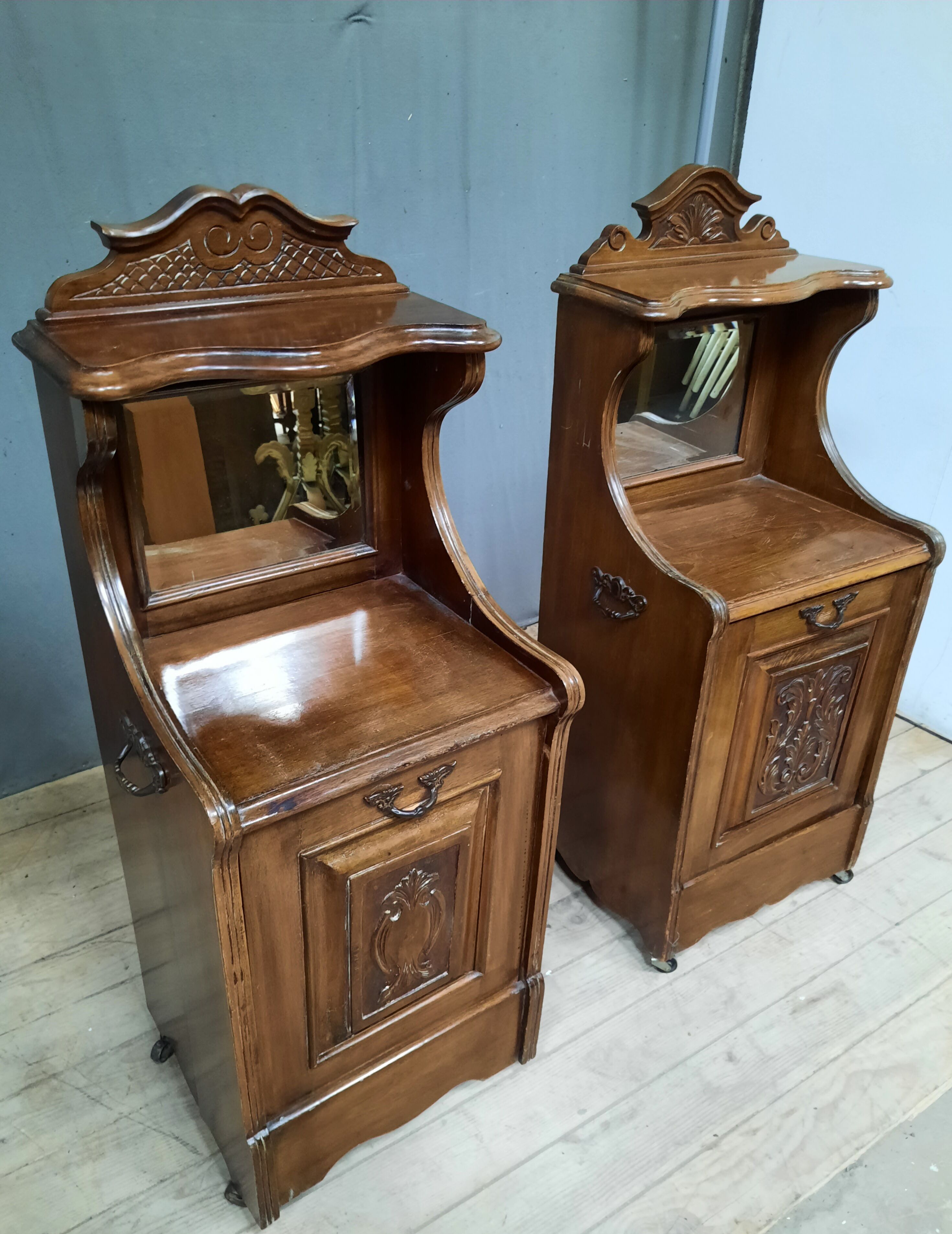2 meubles à charbon formant chevet