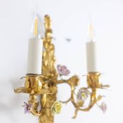 Paire d’appliques en bronze et à décor de fleurs. Circa 1880.