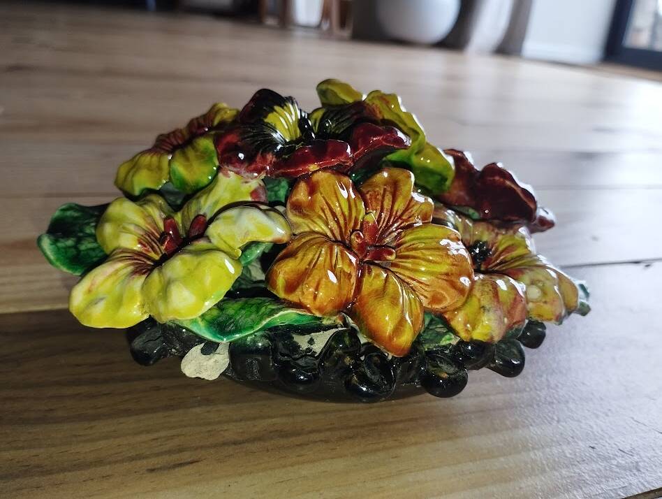 Vintage decorative object in ceramic majolica with pansy decoration – 1950s