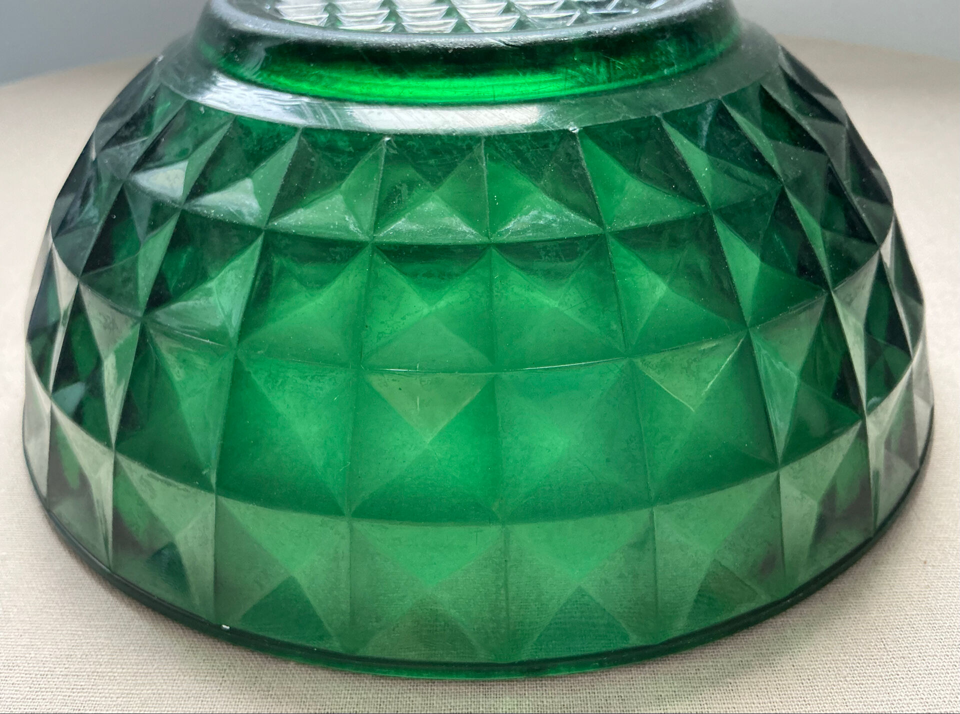 Coupe Art Déco en verre pressé vert émeraude facetté années 1930/1950