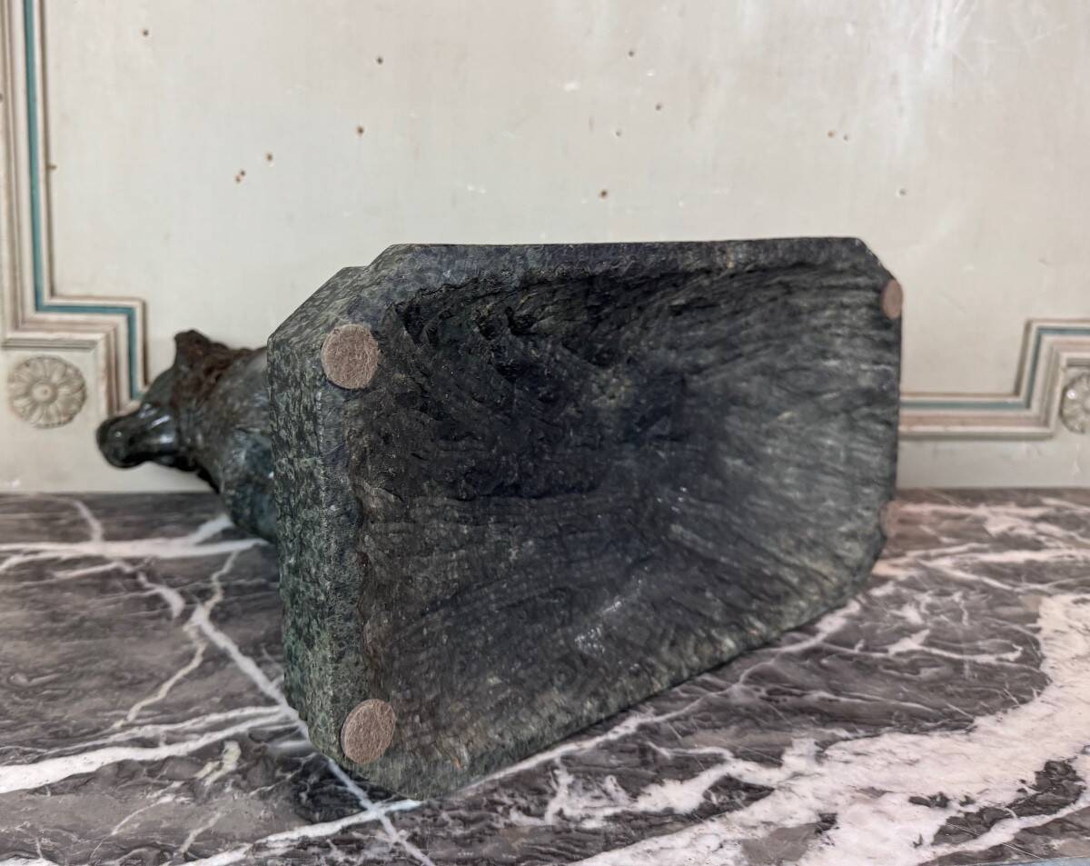 Large model of the Jennings dog in serpentine marble, memento of the Grand Tour, 19th century.