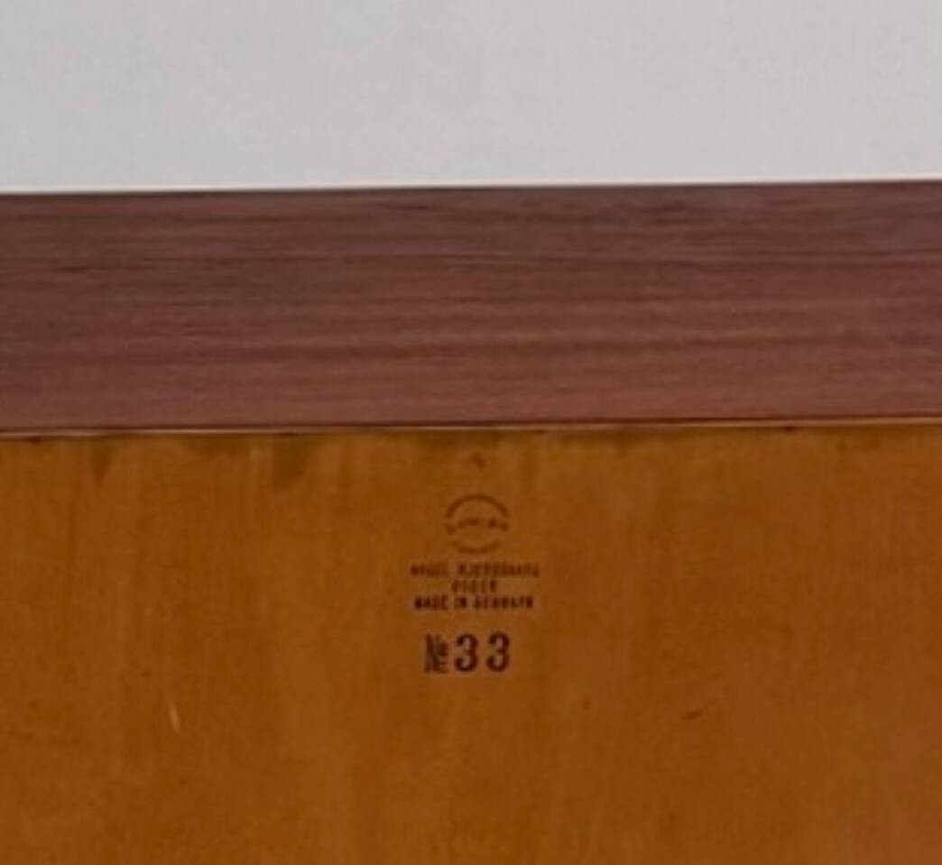 2x Teck Kai Kristiansen à côté des armoires années 1960