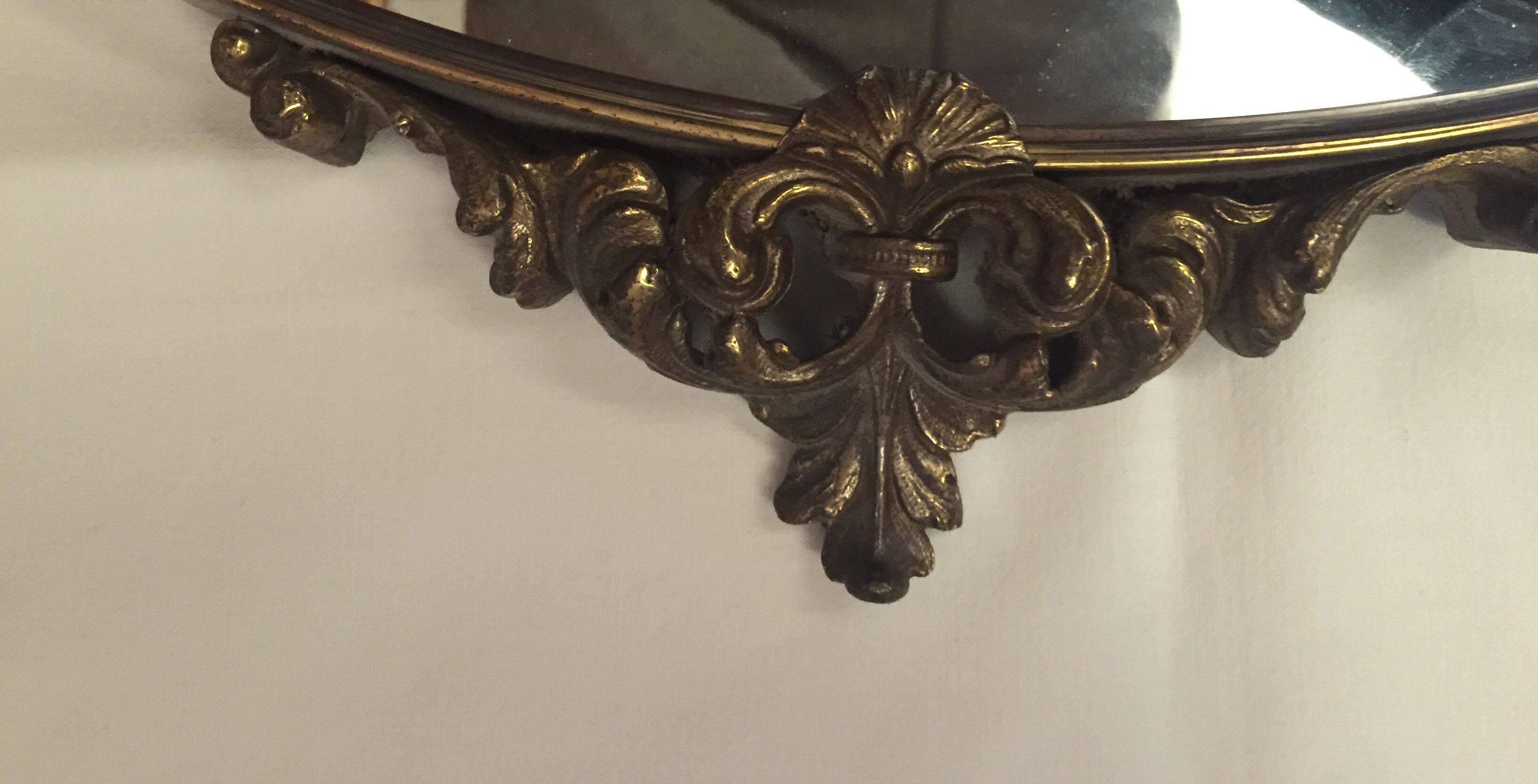 Round mirror in bronze 60x60cm