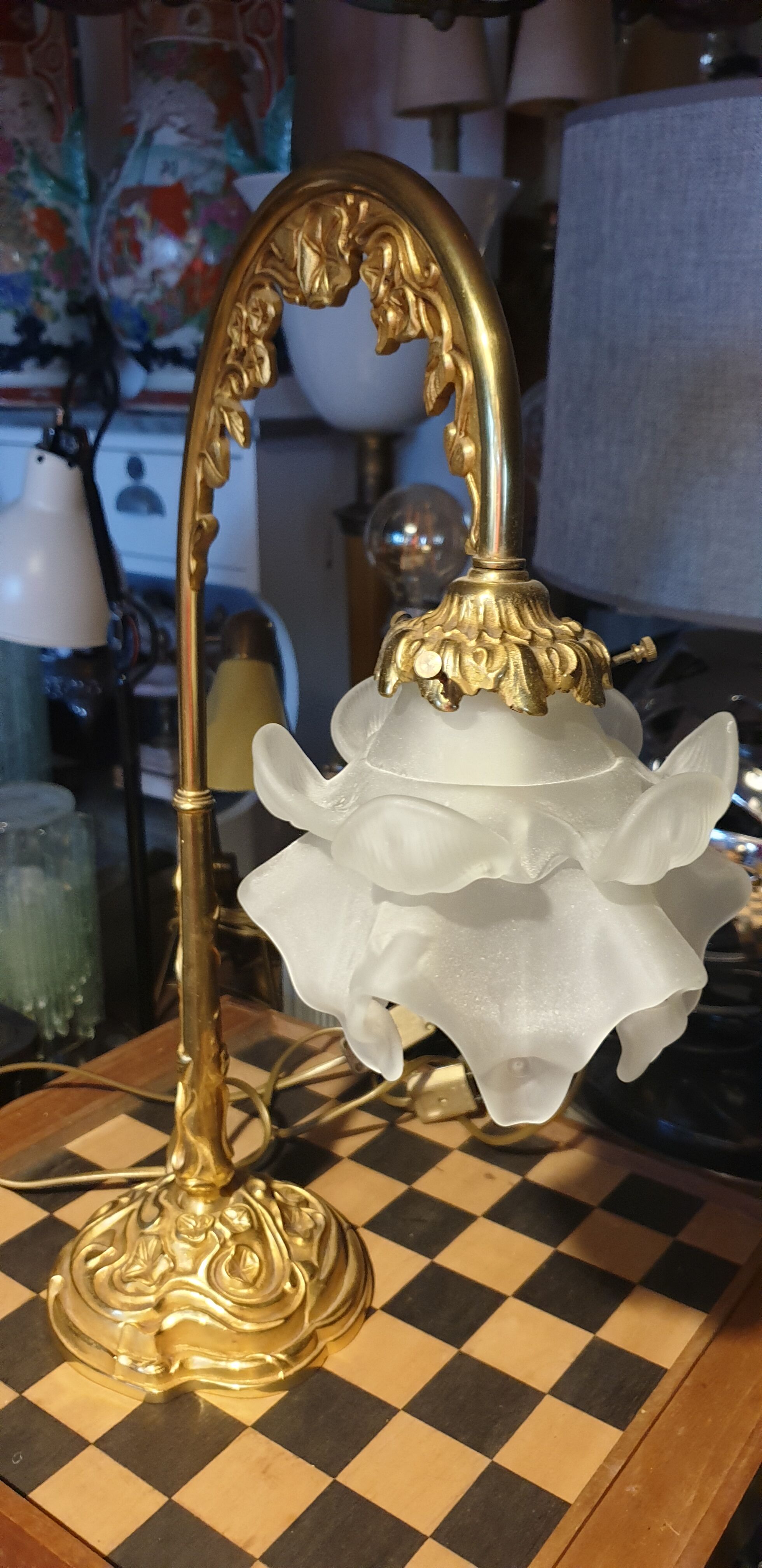 Art Deco-style pose lamp