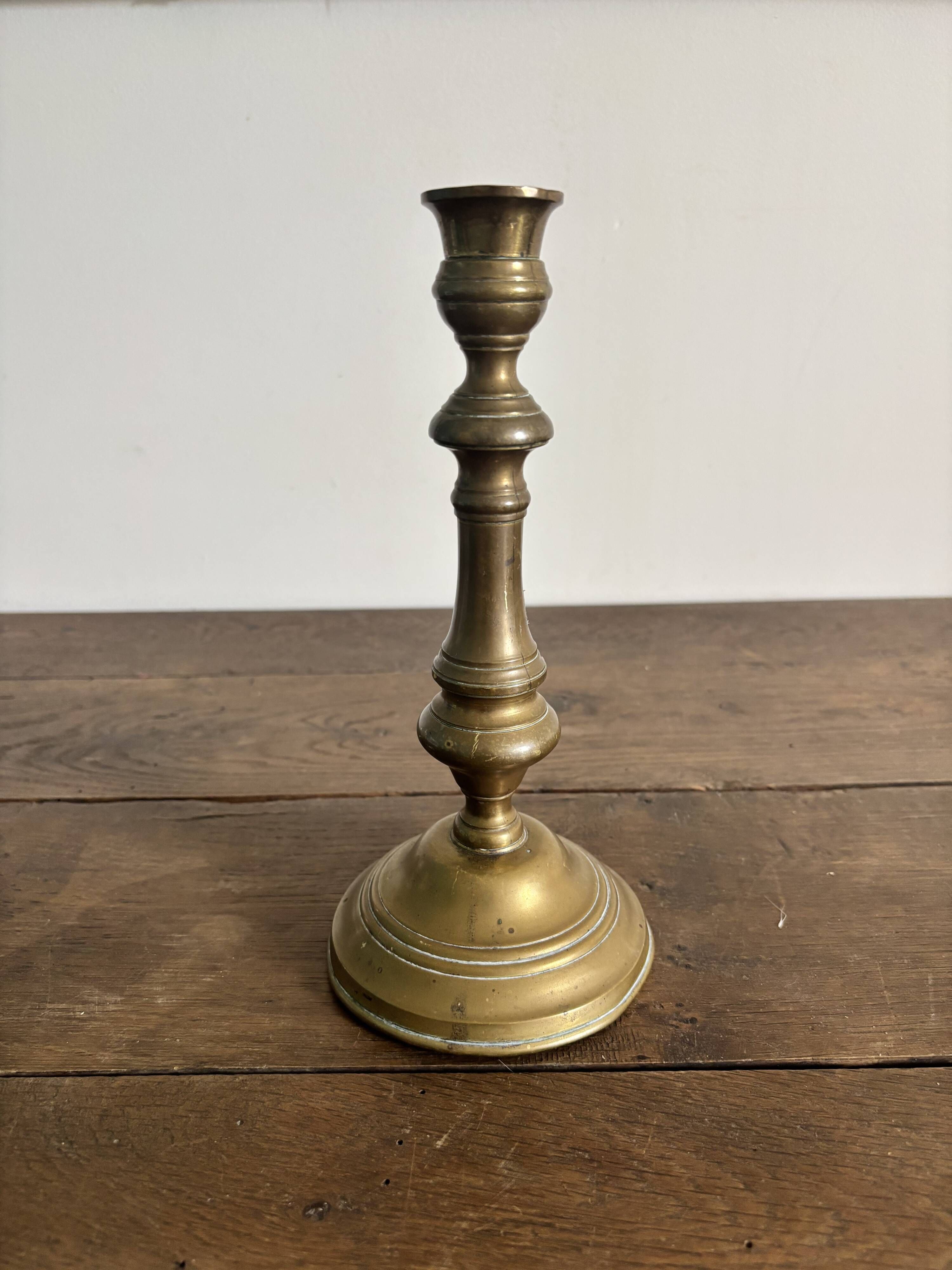 Grand flambeau / bougeoir ancien en laiton – Style Louis XIV