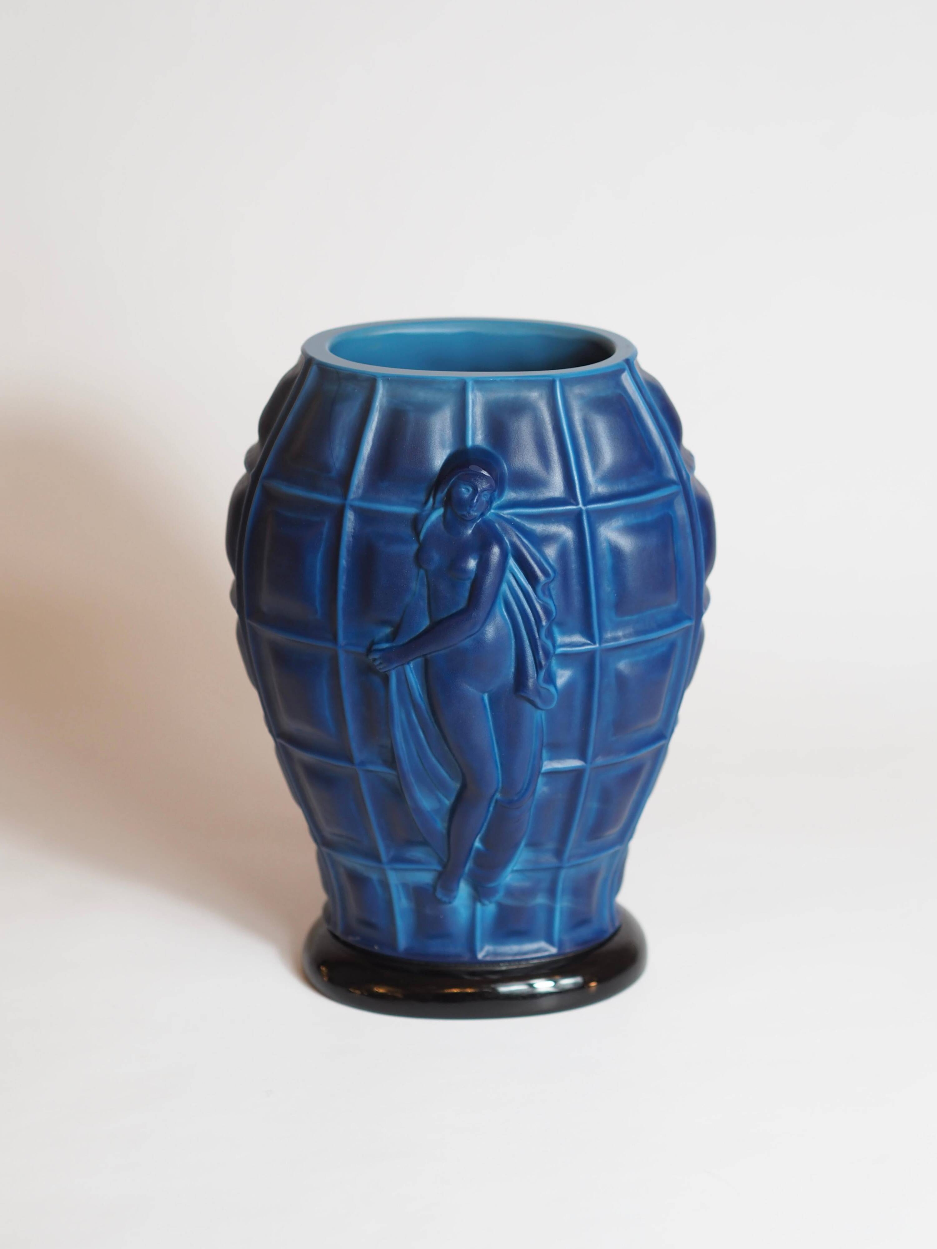 Vase Art Déco "Ingrid" en verre opaque bleu lapis par Henry Schlevogt