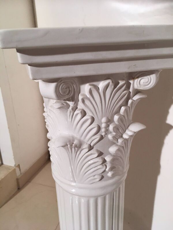 Colonne corinthienne en faïence blanche