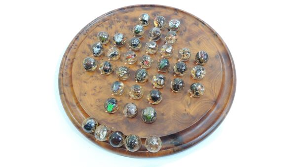 Jeu de solitaire vintage en bois avec billes en résine et insectes – Madaga