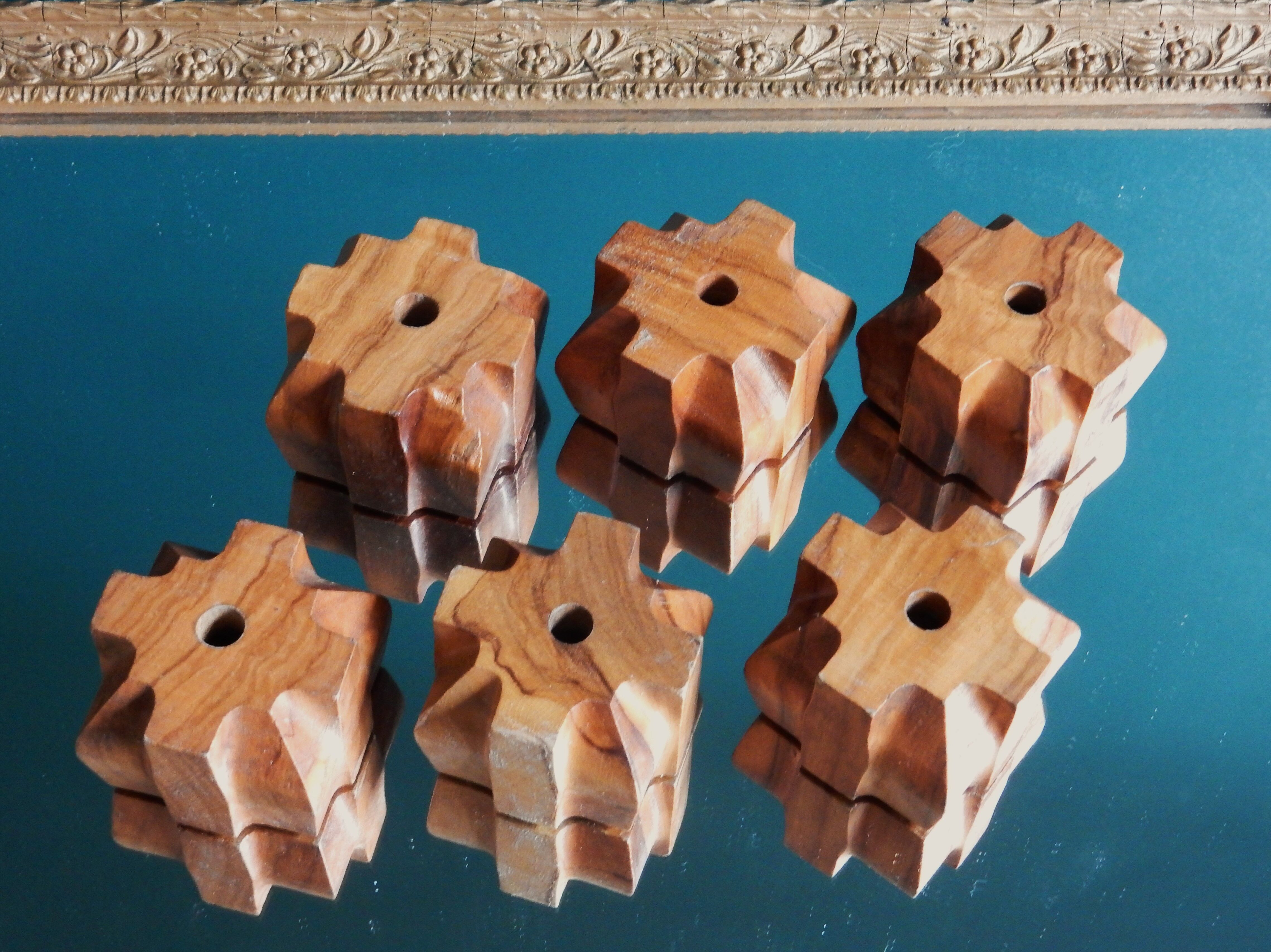 6 egg cups and their olive wood tray