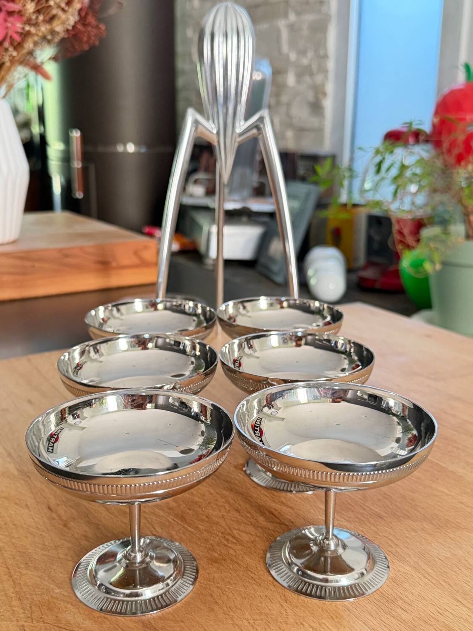 Set of 6 vintage ice cream or cocktail cups in shiny stainless steel.
