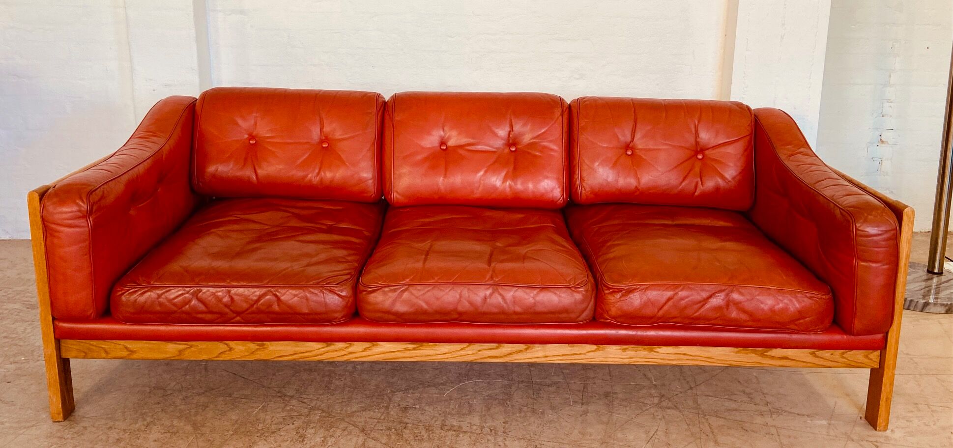 Canapé vintage suédois des années 70 en cuir cognac pour 3 personnes.
