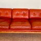 Canapé vintage suédois des années 70 en cuir cognac pour 3 personnes.
