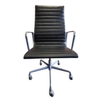 Chaise de bureau à dossier haut noire Herman Miller Original Eames EA337 avec base à roulettes