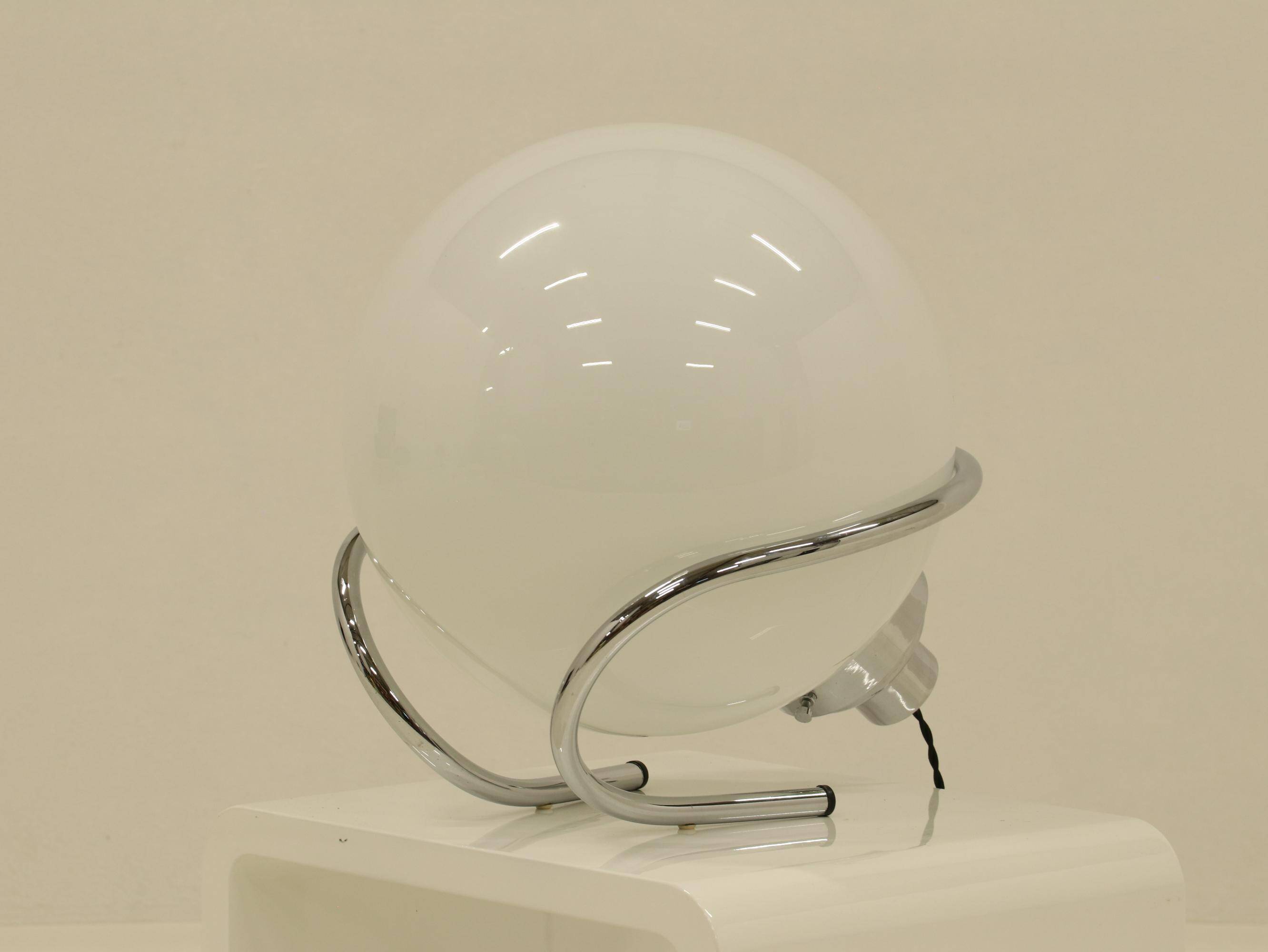 Lampe de table globe en chrome et verre blanc, Italie, années 1970
