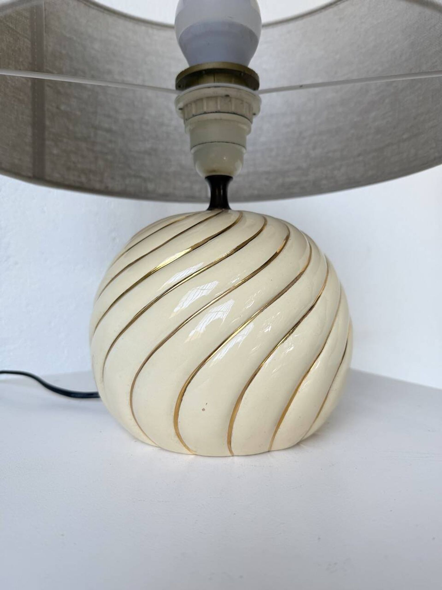 Lampe de table sphérique céramique ivoire et or Barbi